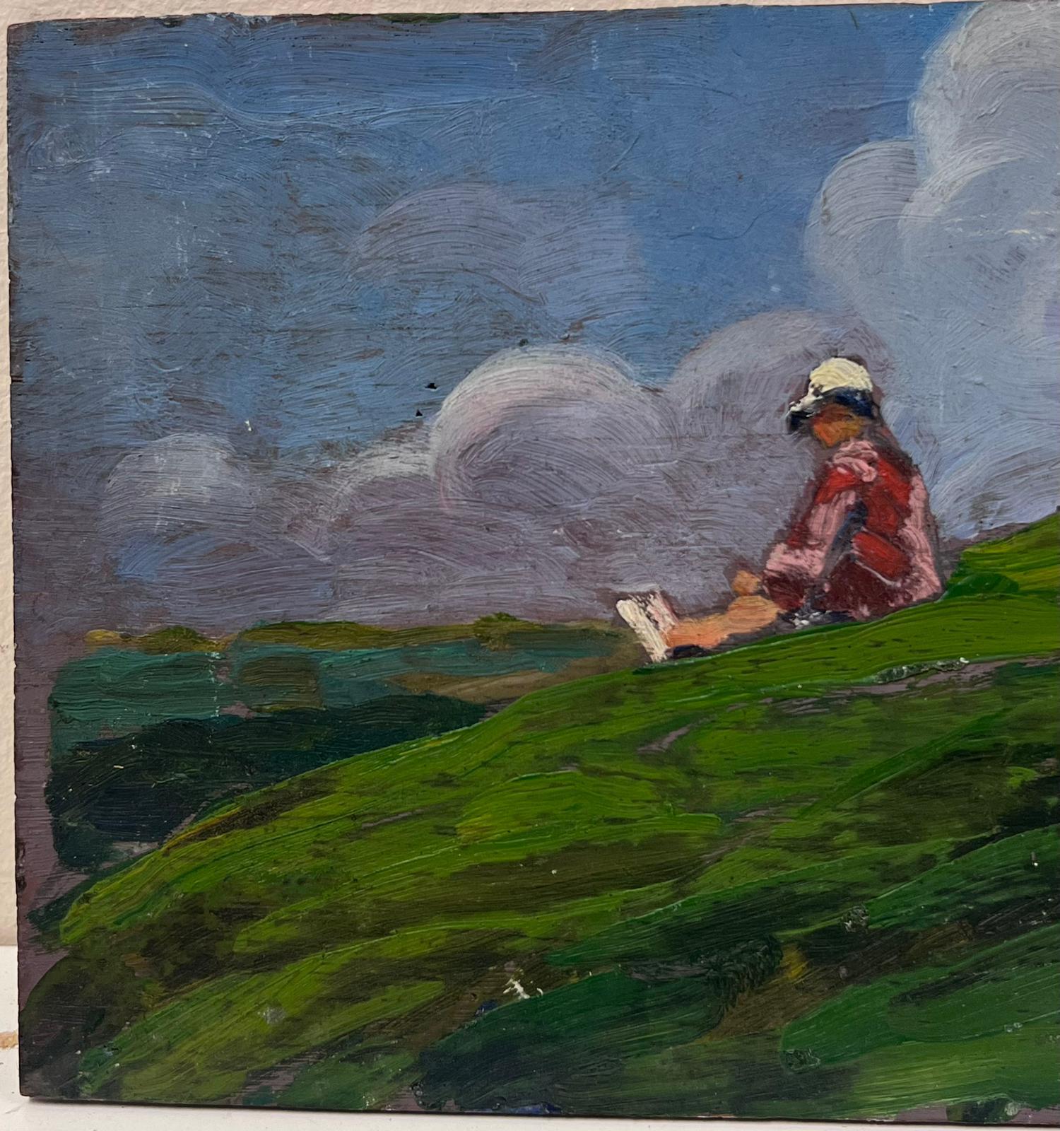 Figure à l'huile du milieu du 20e siècle, assise sur une colline verte admirant le ciel bleu nuageux - Impressionnisme Painting par Louise Alix