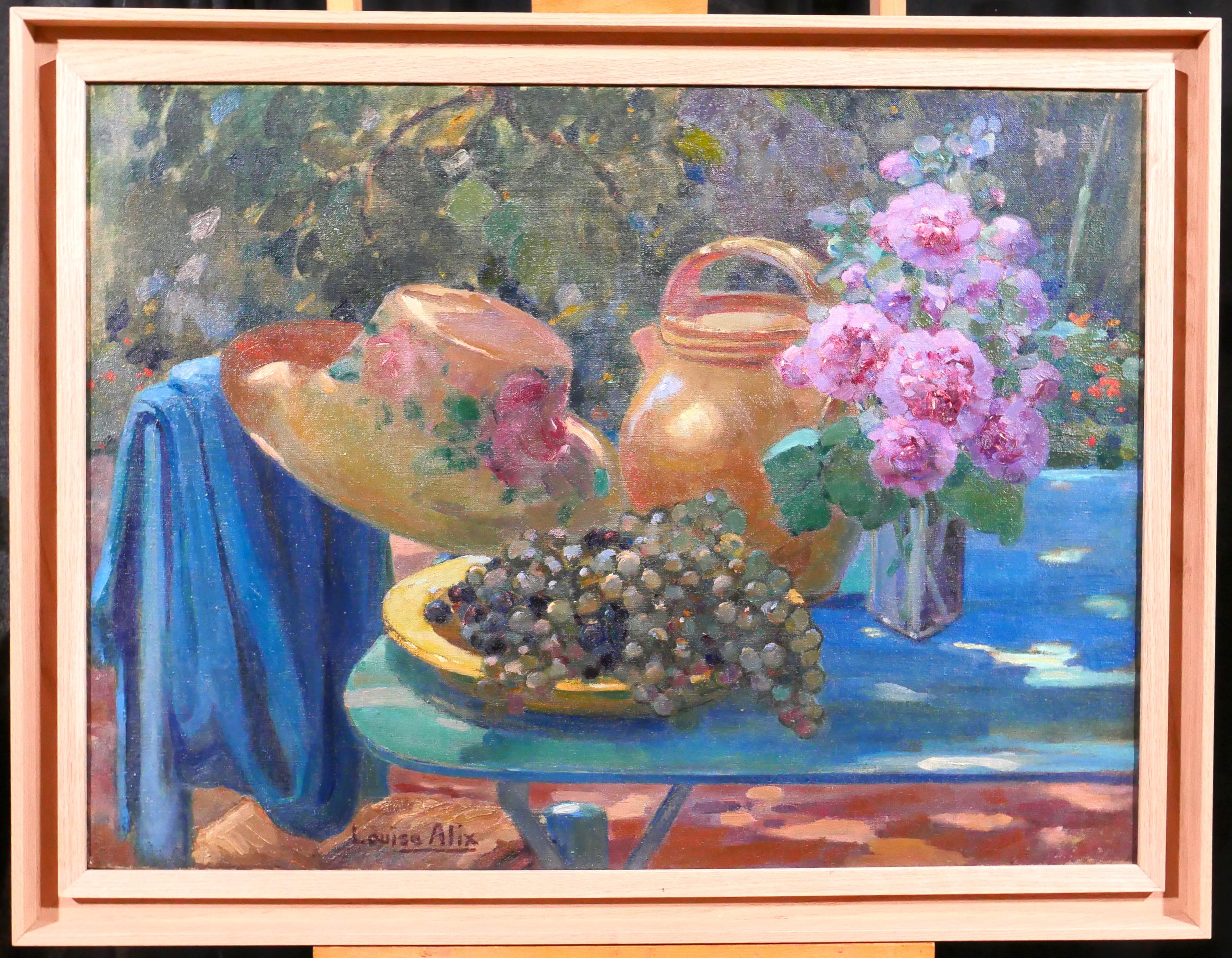 Stillleben im Garten: Blumen, Trauben und Hut – Painting von Louise Alix