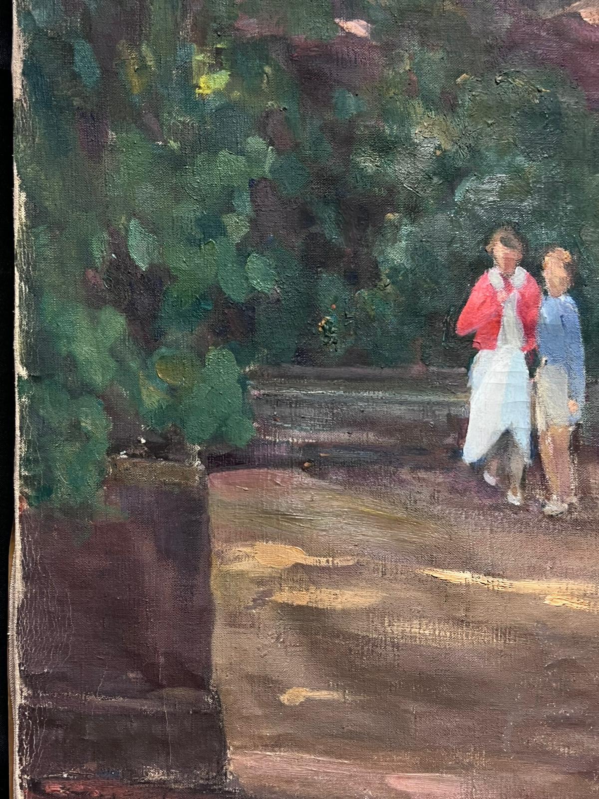 dos figuras en el bosque