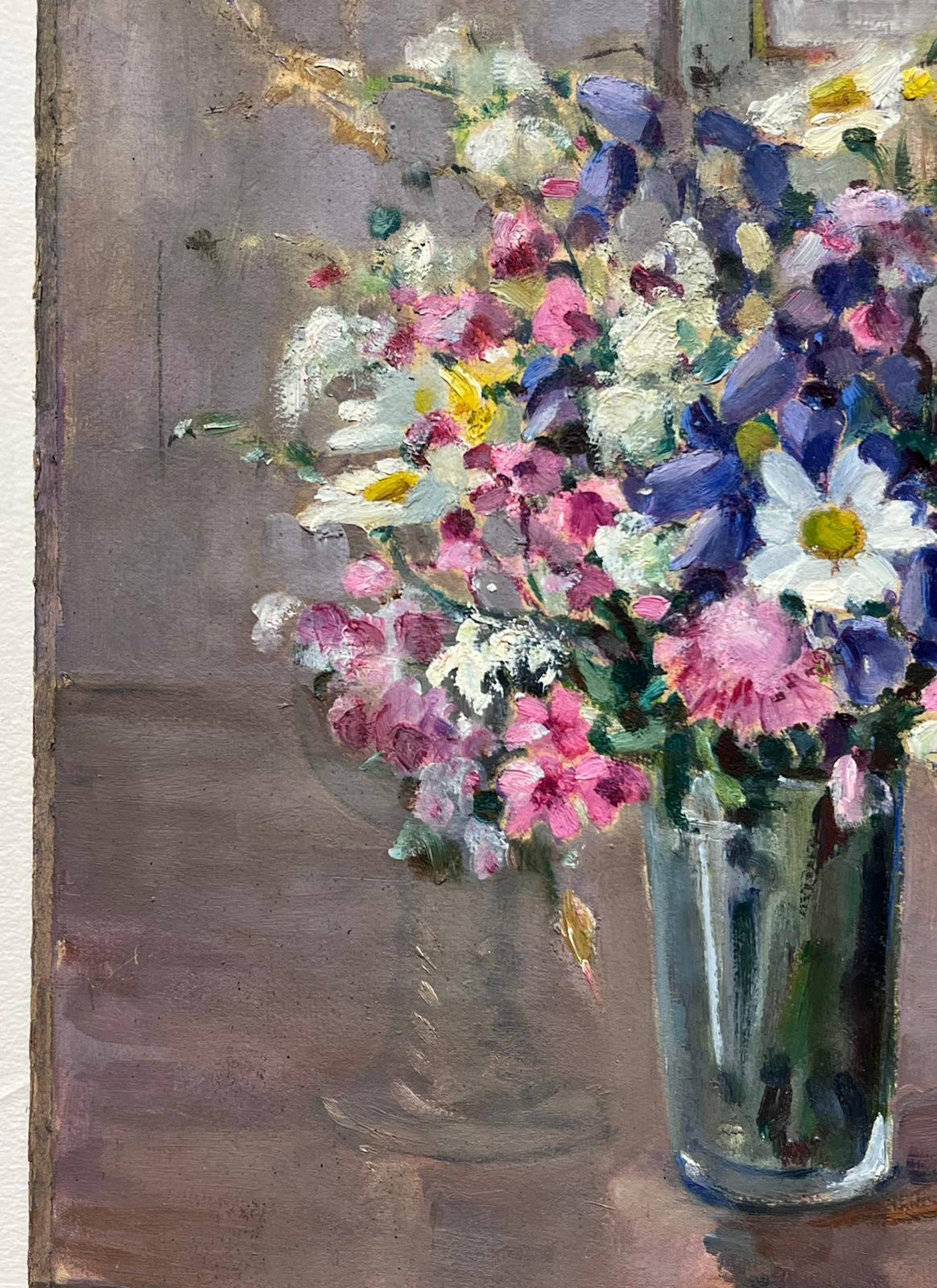 Vase mit Blumen, Innenraumszene, Französisch-impressionistisches Ölgemälde, Mitte des 20. Jahrhunderts  (Impressionismus), Painting, von Louise Alix