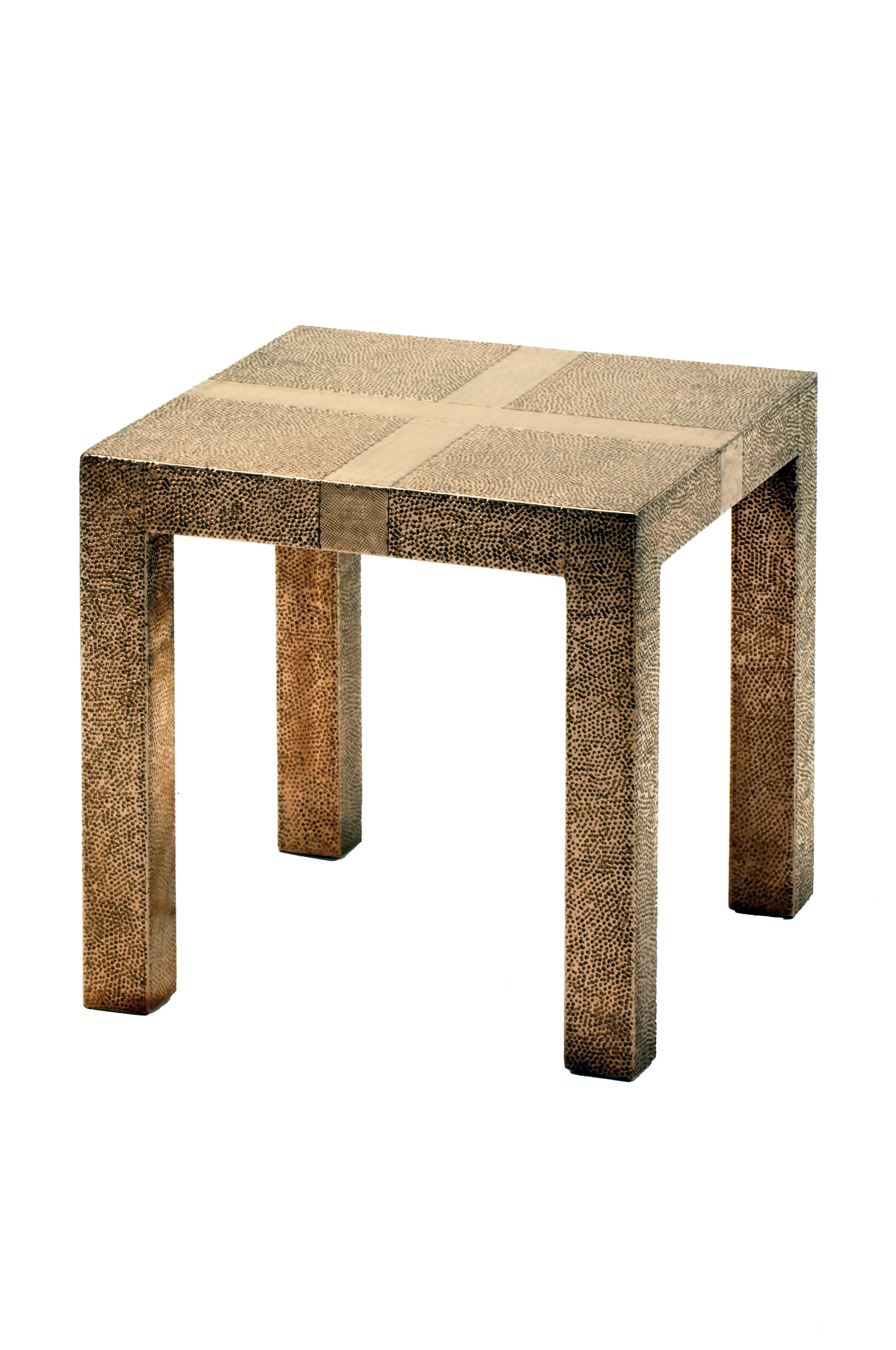 Alison Spear a conçu cette table élégante et minimale pour Stephanie Eleggard lors de leur voyage commun au Rajasthan, en Inde. Les artisans créent des motifs à l'aide de différents types de martelage dans les feuilles de métal recouvertes d'une