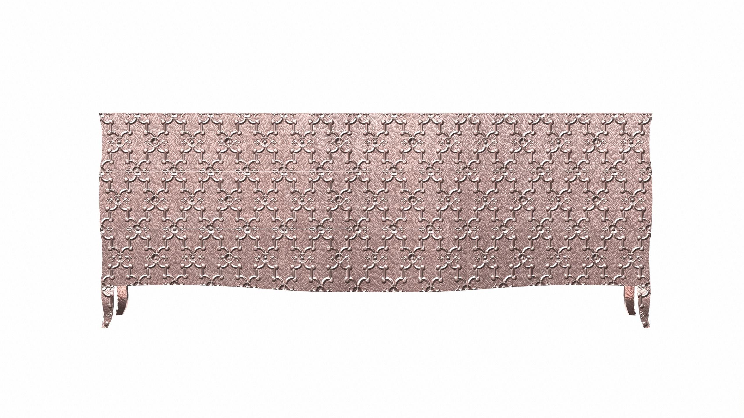 Il famoso designer Paul Mathieu ha creato questo grande comò a 9 cassetti con la sua interpretazione del motivo Fleur de Lis intagliato su tutto il mobile, proprio come gli altri due design, ovvero il Louise Semainier e il Demi Louise Semainier, che