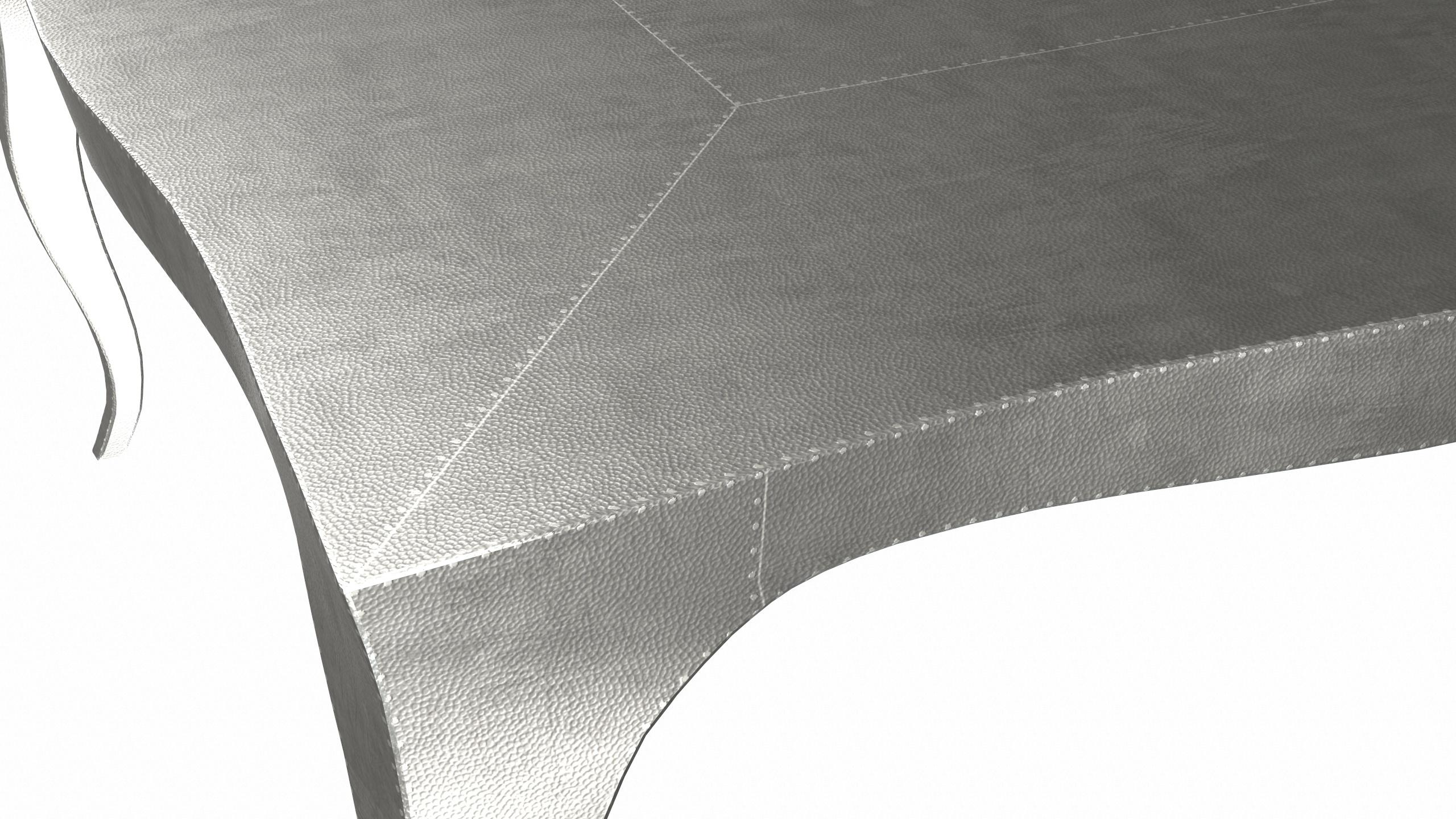 Métal Tables industrielles Art déco Mid. Bronze blanc martelé 18,5x18,5x10 pouces en vente