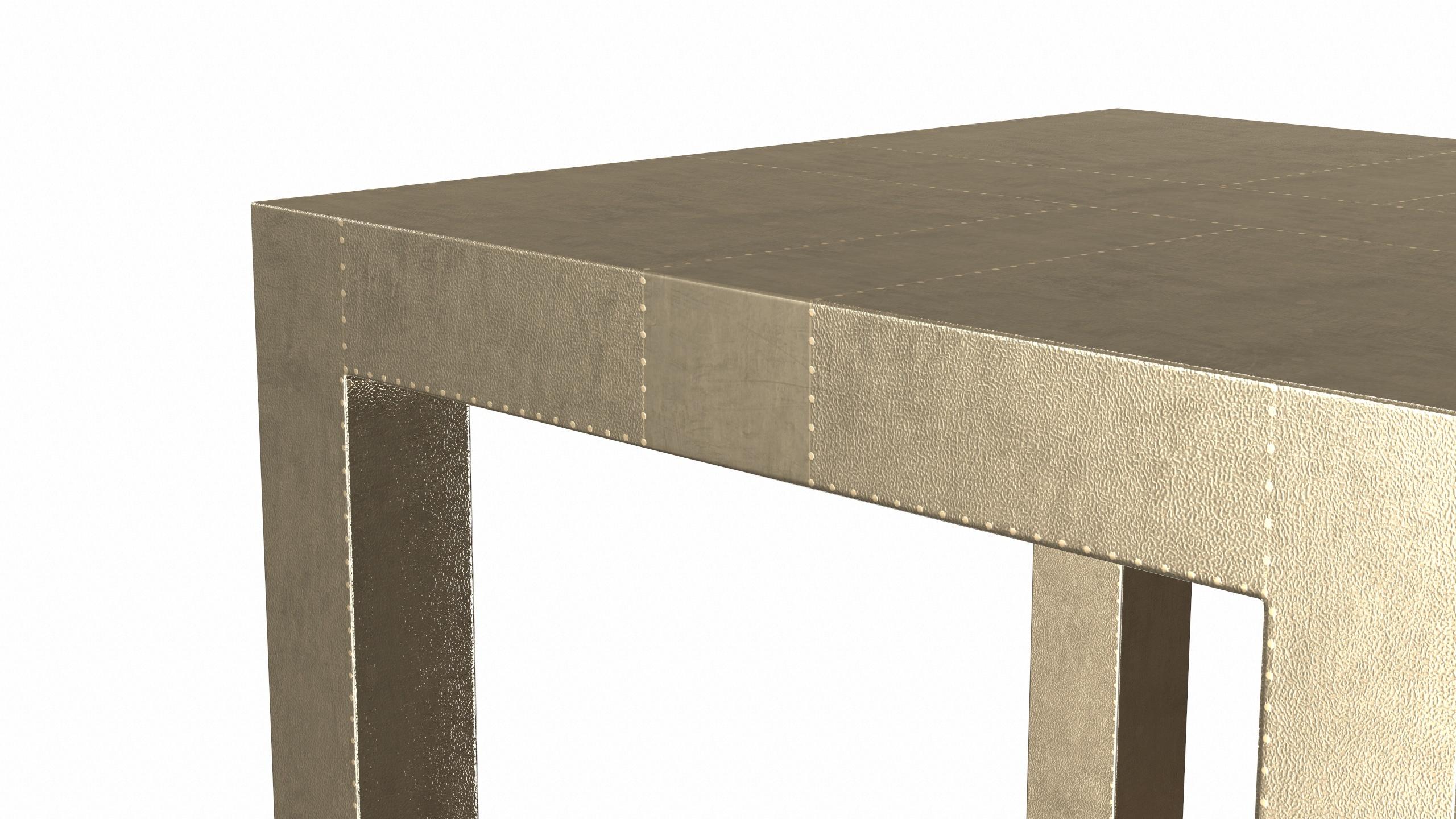 Table basse carrée Art Déco Louise en laiton martelé fin par A. Spear Abîmé - En vente à New York, NY