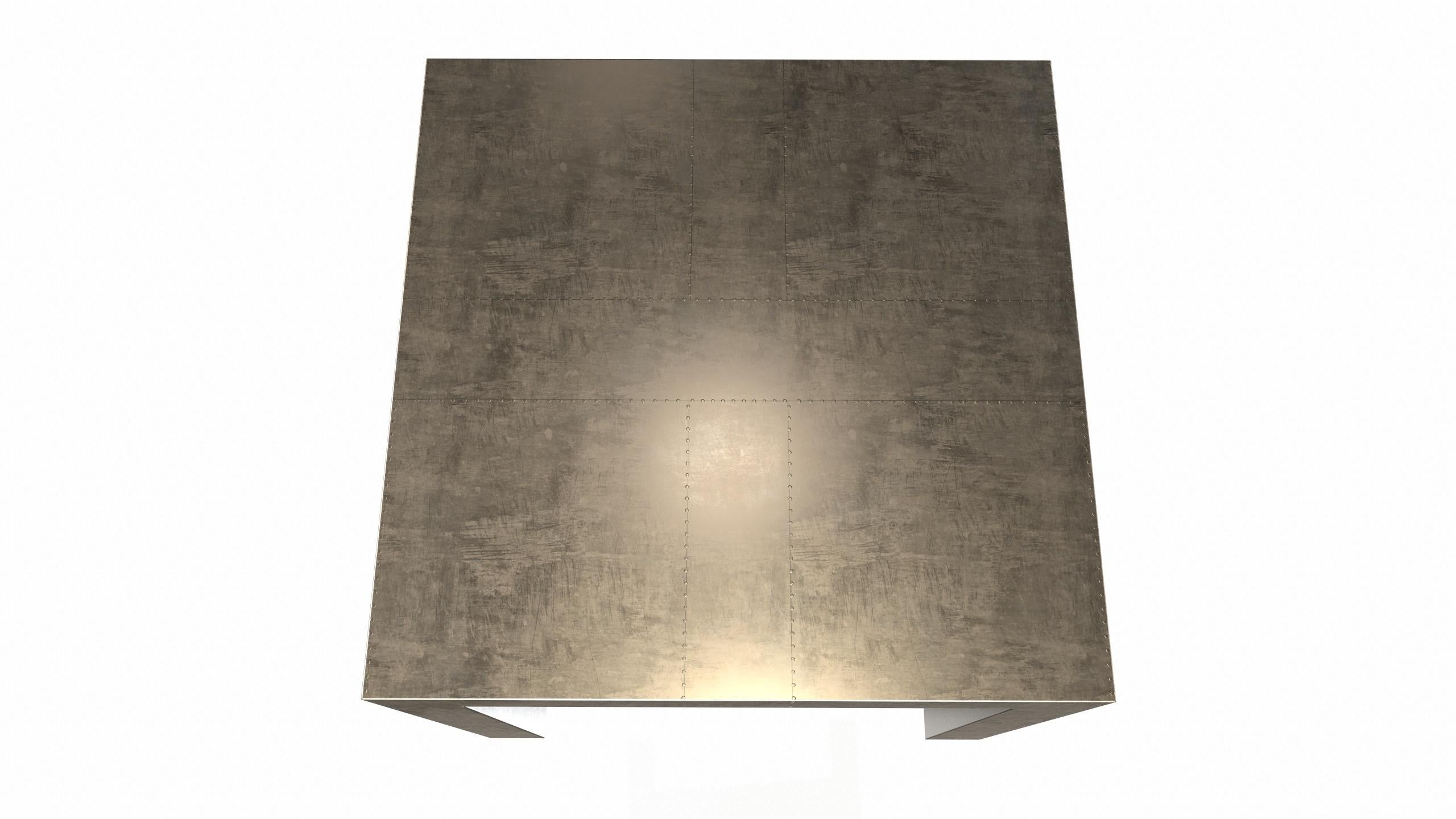Alison Spear entwarf diesen eleganten und minimalistischen Tisch für Stephanie Odegard während ihrer gemeinsamen Reise nach Rajasthan, Indien. Die Handwerker schaffen mit verschiedenen Hämmerungen Muster in den mit Teakholz verkleideten