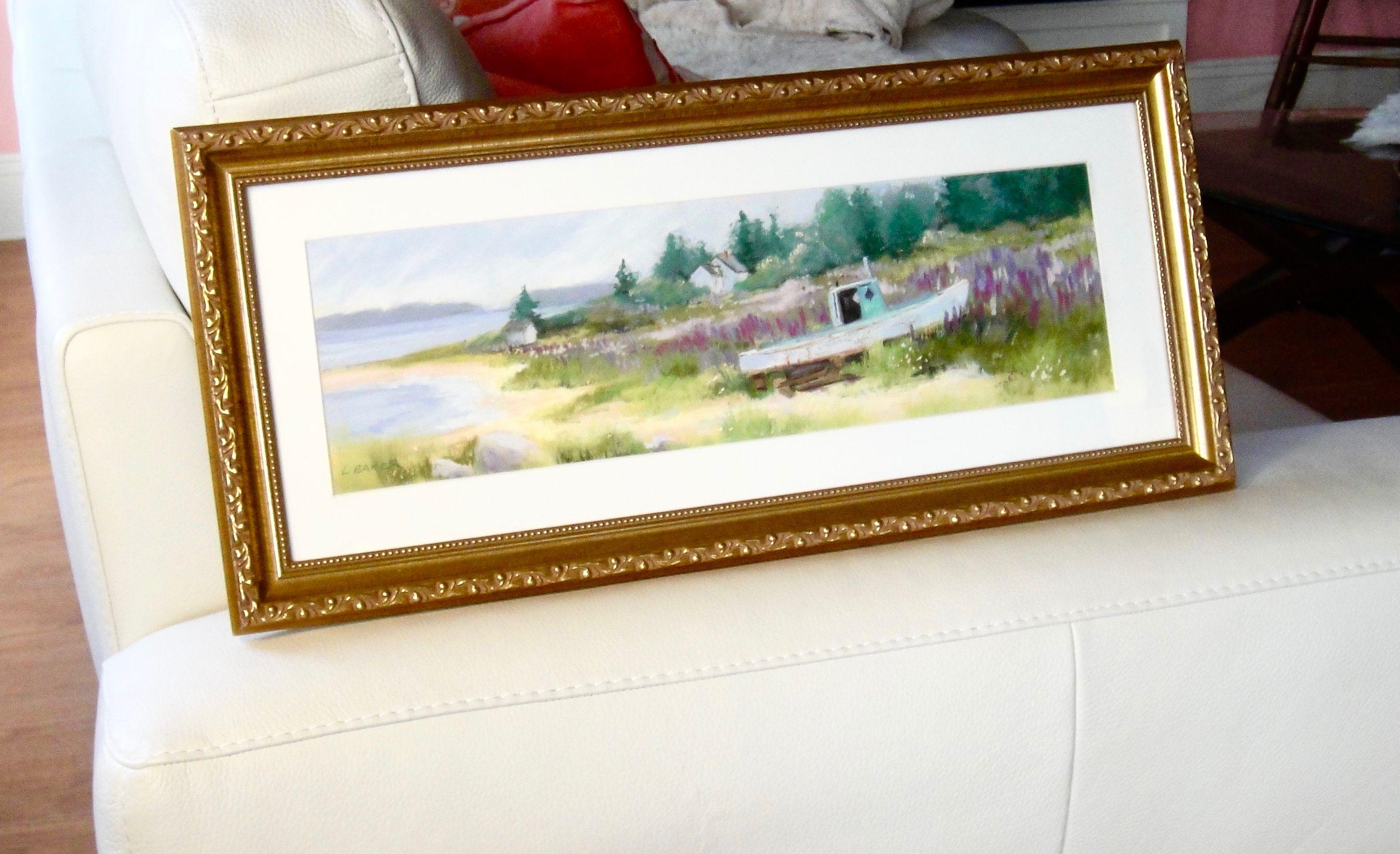 Pintura marítima de un viejo barco pesquero en activo, ahora abandonado en la orilla. Esta pieza está creada en pastel suave sobre papel lijado. Una mezcla de tonos apagados crea una sensación de paz. El barco, ahora podrido, está enclavado en una