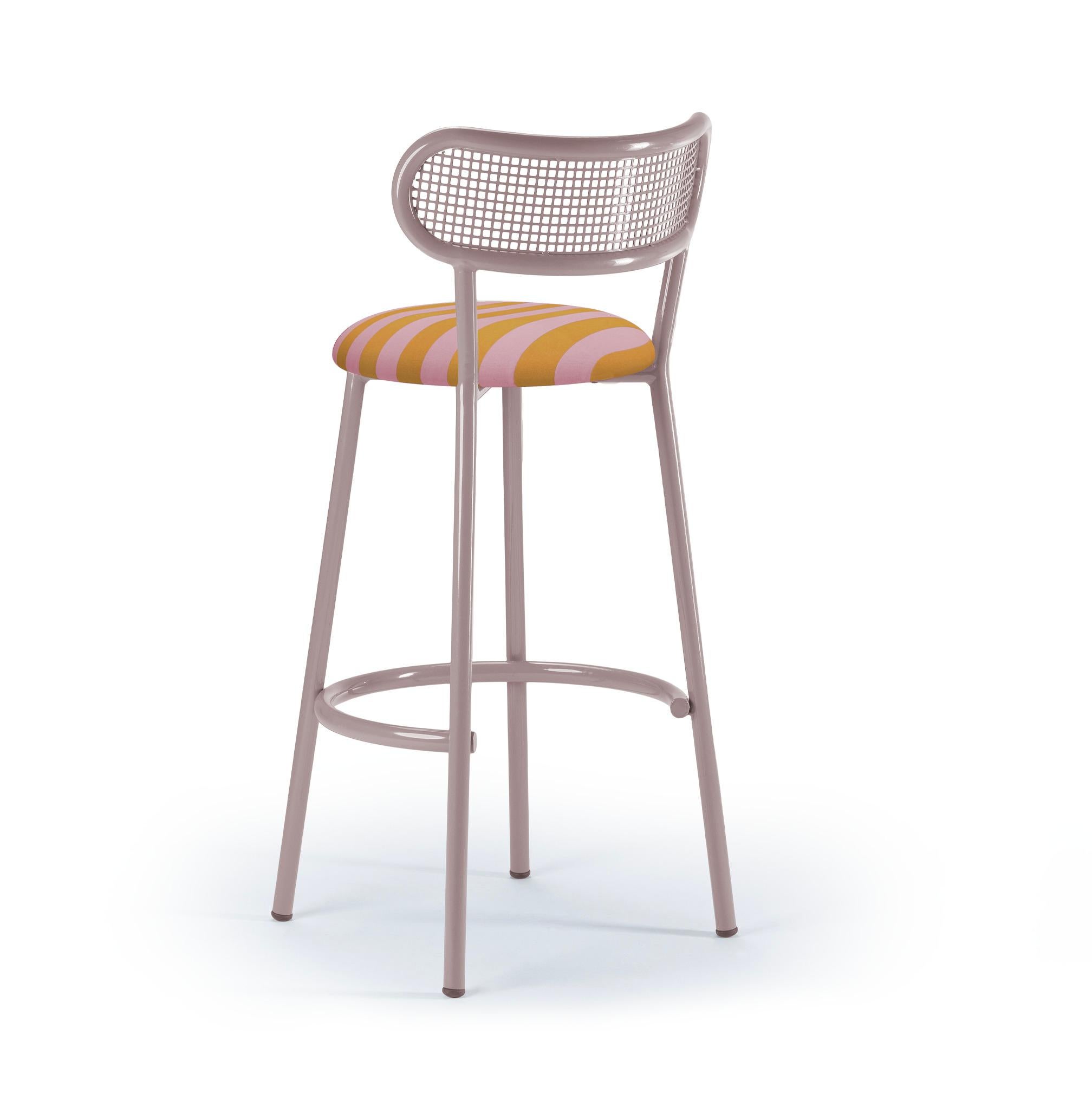 Der Stuhl Louise ist für modernes Arbeiten, Essen und Wohnen gedacht. Er kombiniert eine klare Stahlstruktur, eine Rückenlehne aus perforiertem Stahl und eine Polsterung zu einem mühelosen modernen Klassiker mit perfekten Proportionen.
Die Stühle