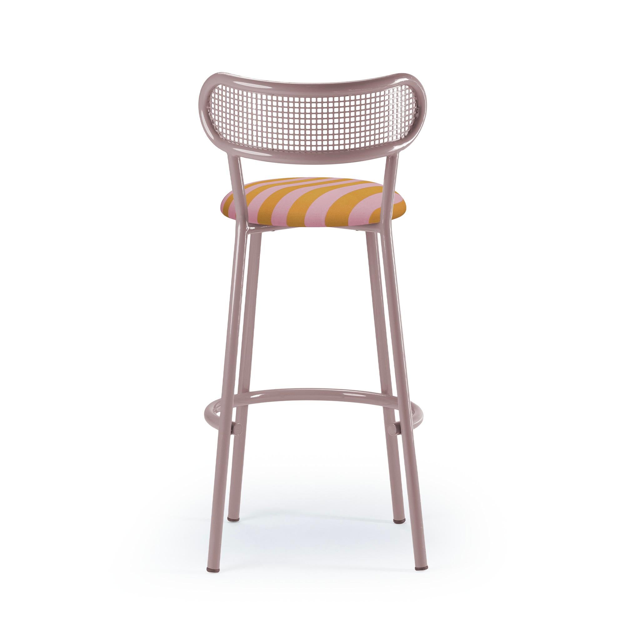 Louise Bar Chair mit Rückenlehne und Polsterung aus perforiertem Stahl, Farbe Sage (Moderne der Mitte des Jahrhunderts) im Angebot
