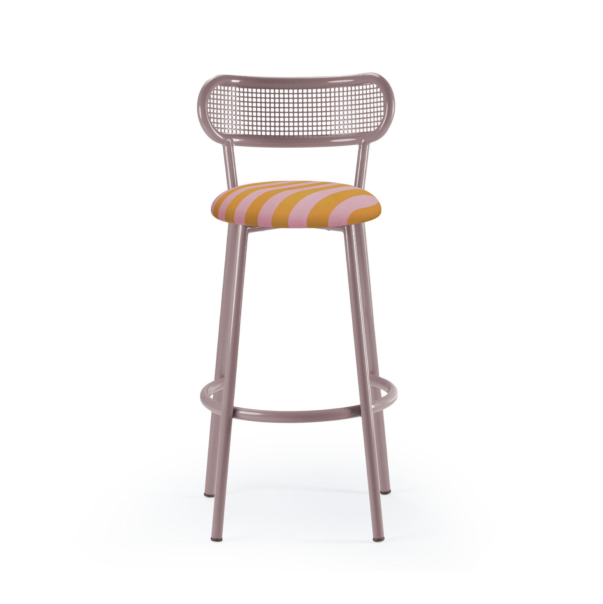Louise Bar Chair mit Rückenlehne und Polsterung aus perforiertem Stahl, Farbe Sage (Portugiesisch) im Angebot
