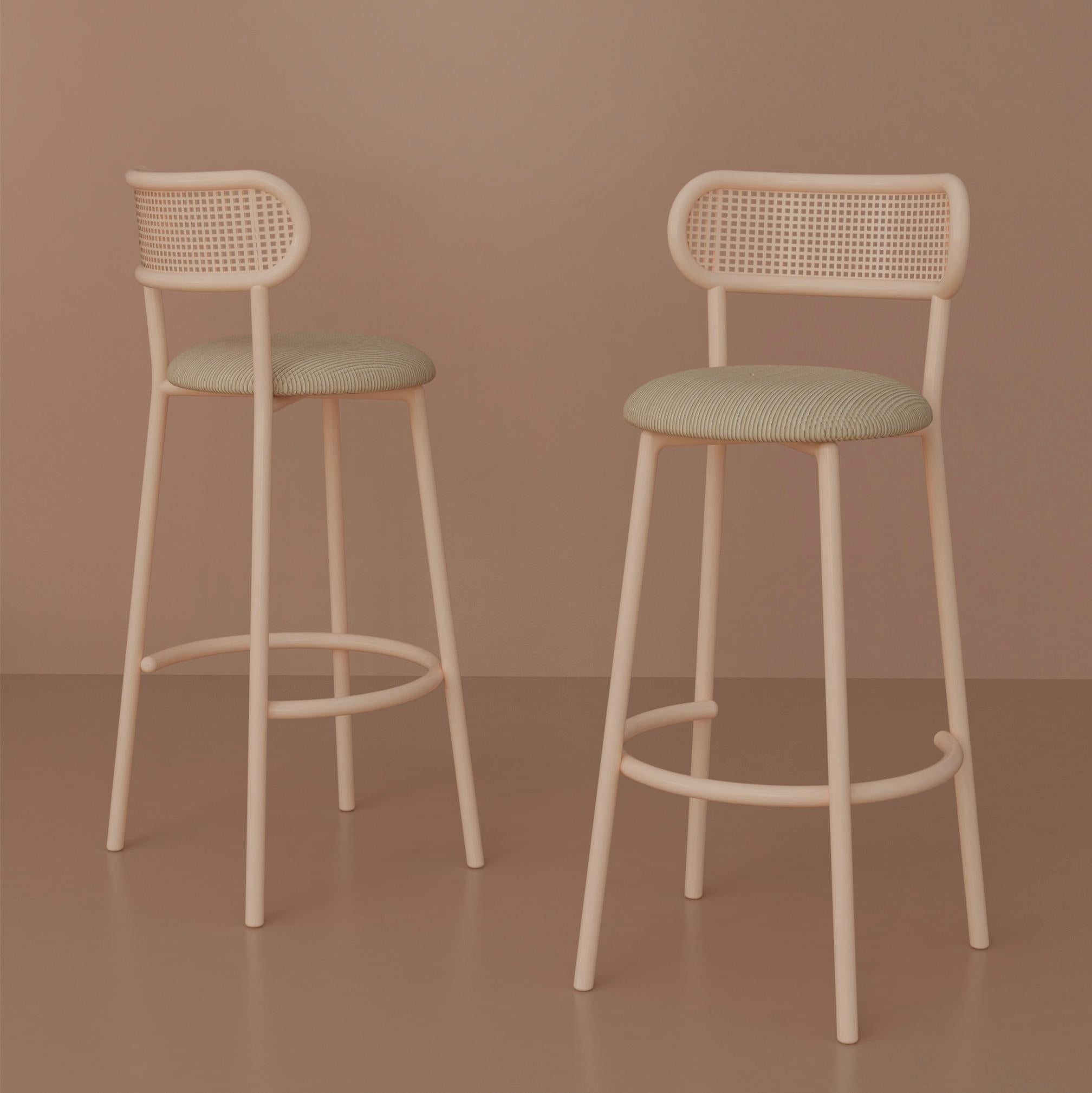 Laqué Chaise de bar Louise avec structure taupe, dossier en acier perforé et tissu d'ameublement en vente