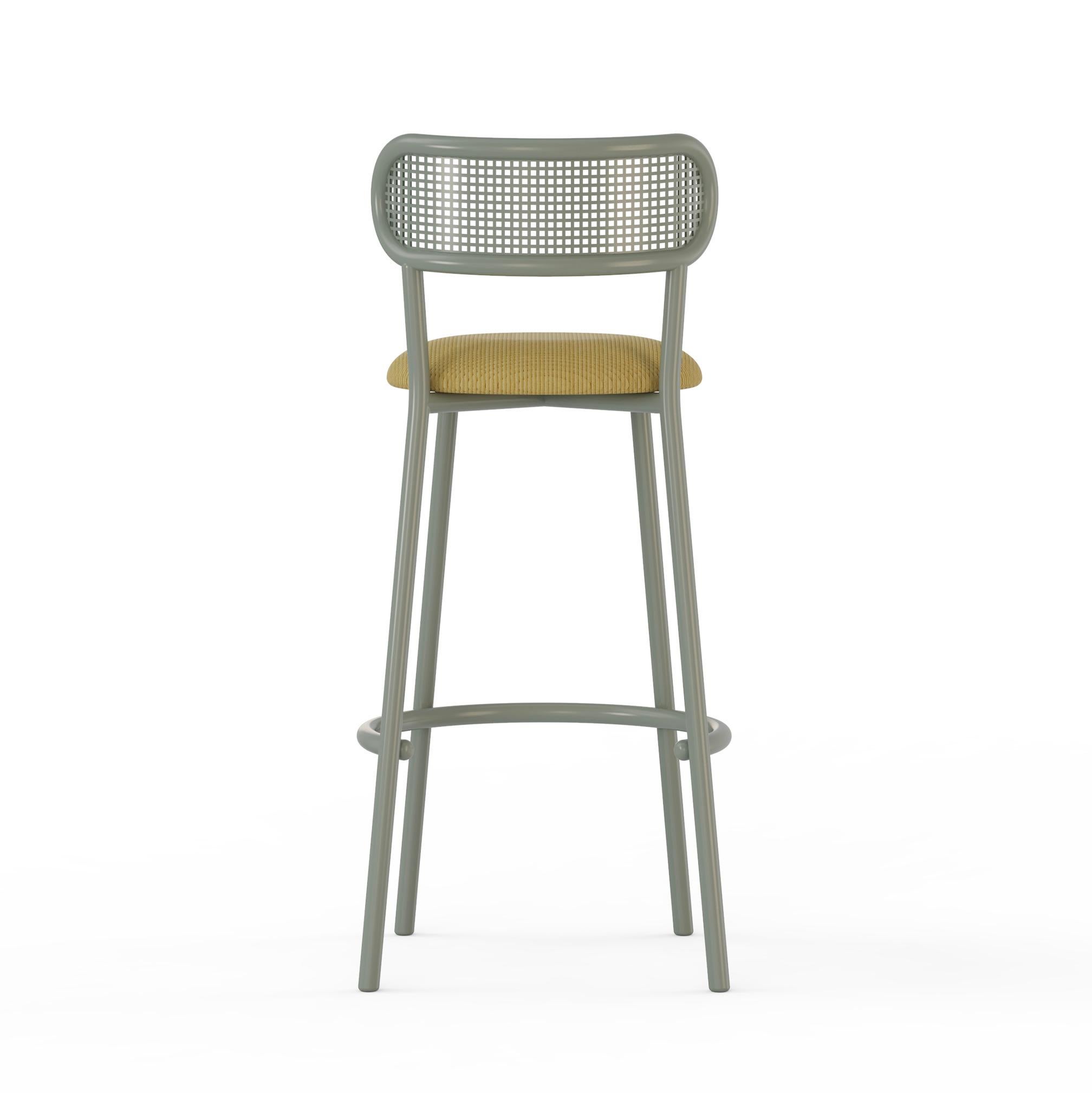 Chaise de bar Louise avec structure taupe, dossier en acier perforé et tissu d'ameublement Neuf - En vente à Lisbon, PT