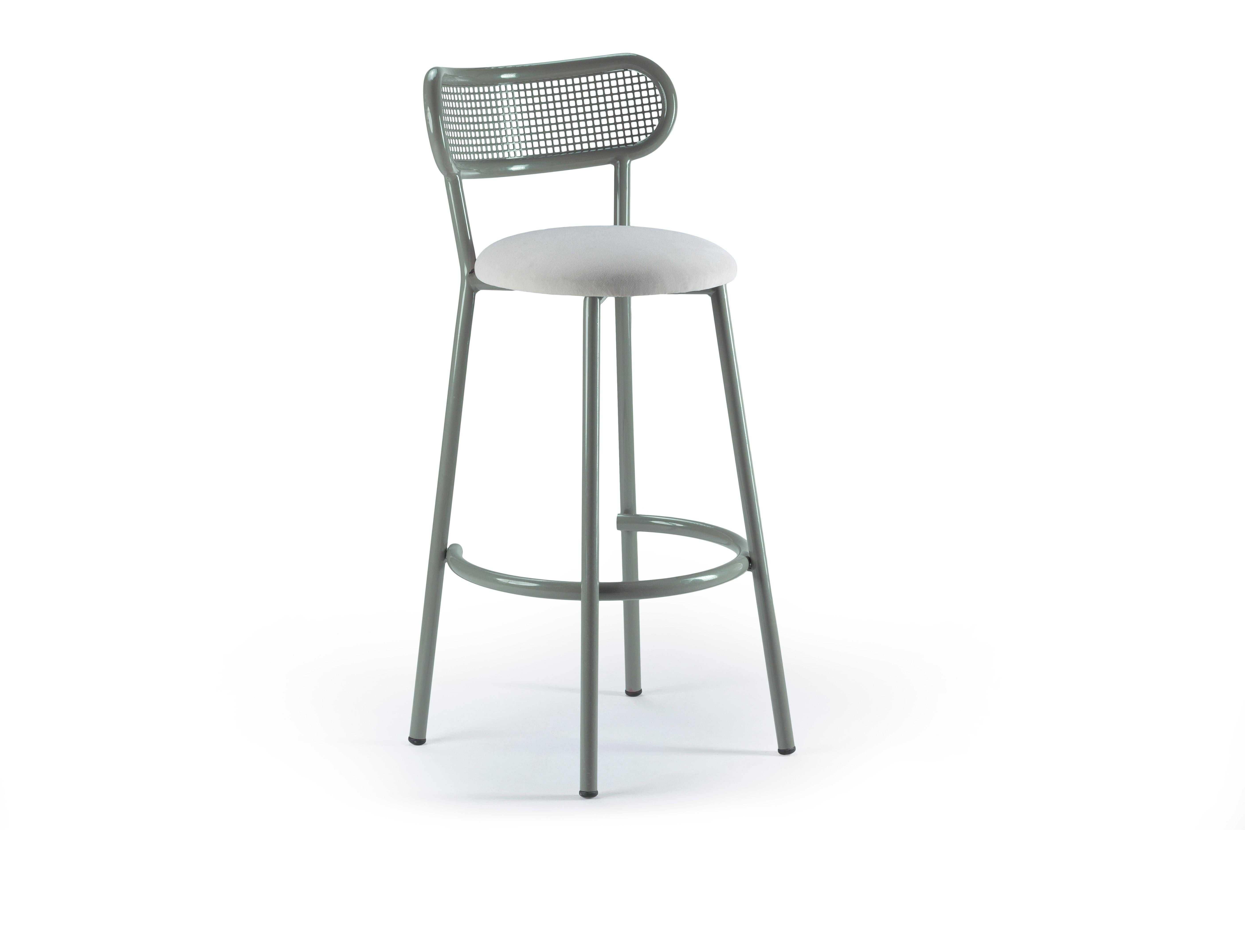 XXIe siècle et contemporain Chaise de bar Louise avec structure taupe, dossier en acier perforé et tissu d'ameublement en vente