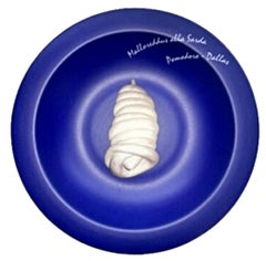 Assiette en céramique bleue numérotée en édition limitée