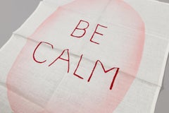 Louise Bourgeois, Be Calm – Siebdruck und Stickerei auf Teehandtuch