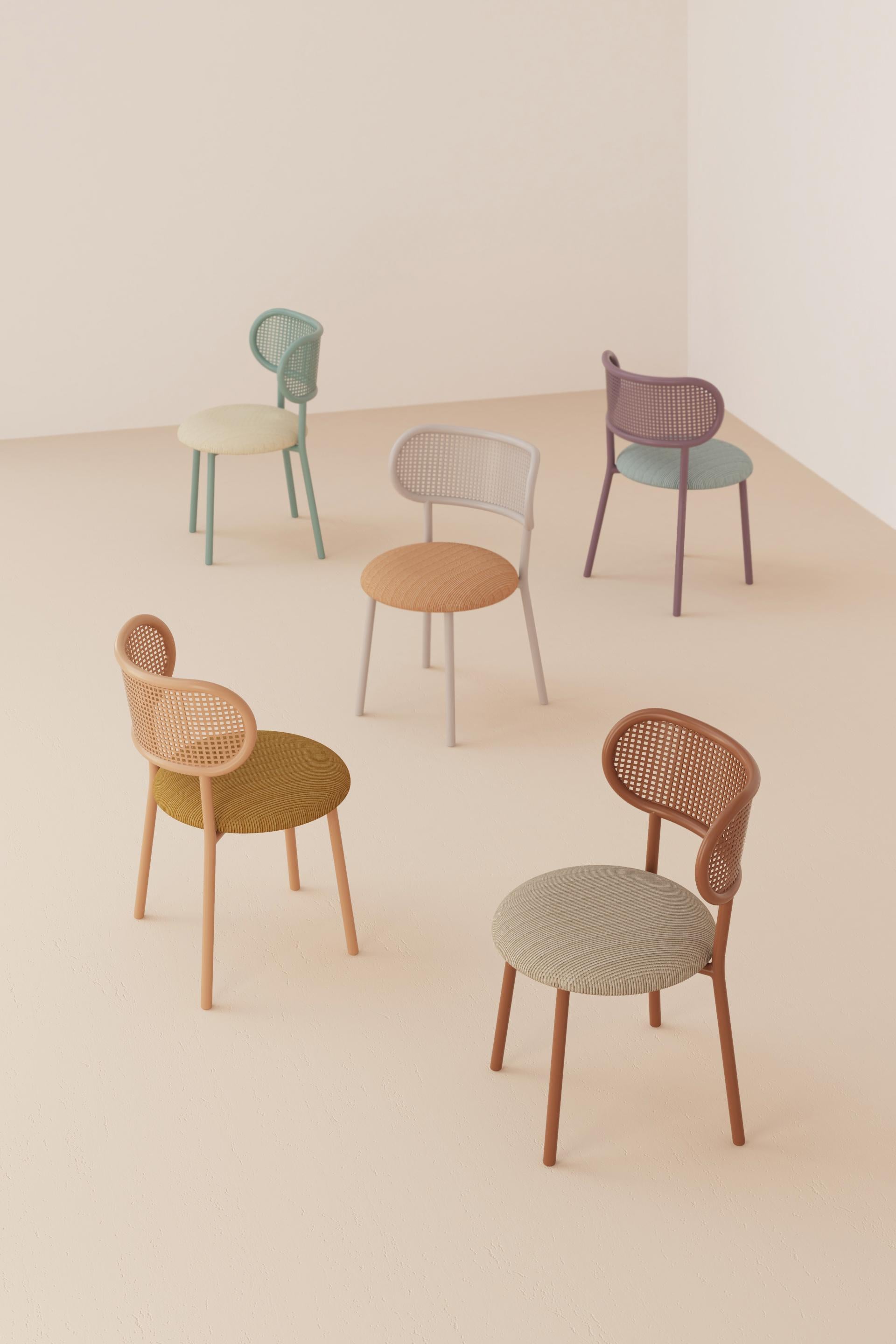 Der Stuhl Louise ist für modernes Arbeiten, Essen und Wohnen gedacht und kombiniert ein klares,
Die Struktur aus Stahl, die Rückenlehne aus perforiertem Stahl und die Polsterung ergeben einen mühelosen modernen Klassiker, der perfekt proportioniert
