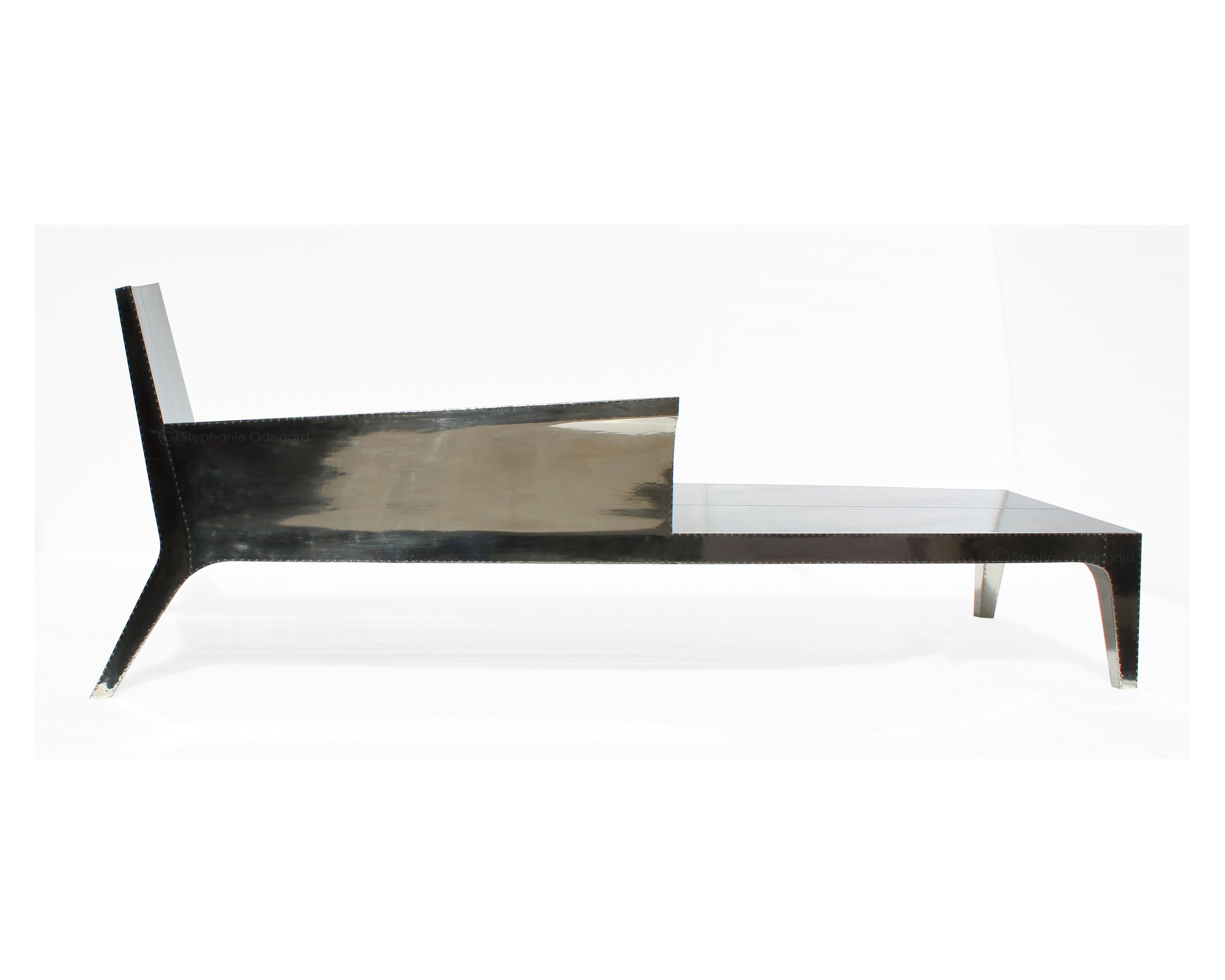 Altro Chaise Louise in bronzo bianco su legno di teak realizzata a mano in India da Paul Mathieu. in vendita