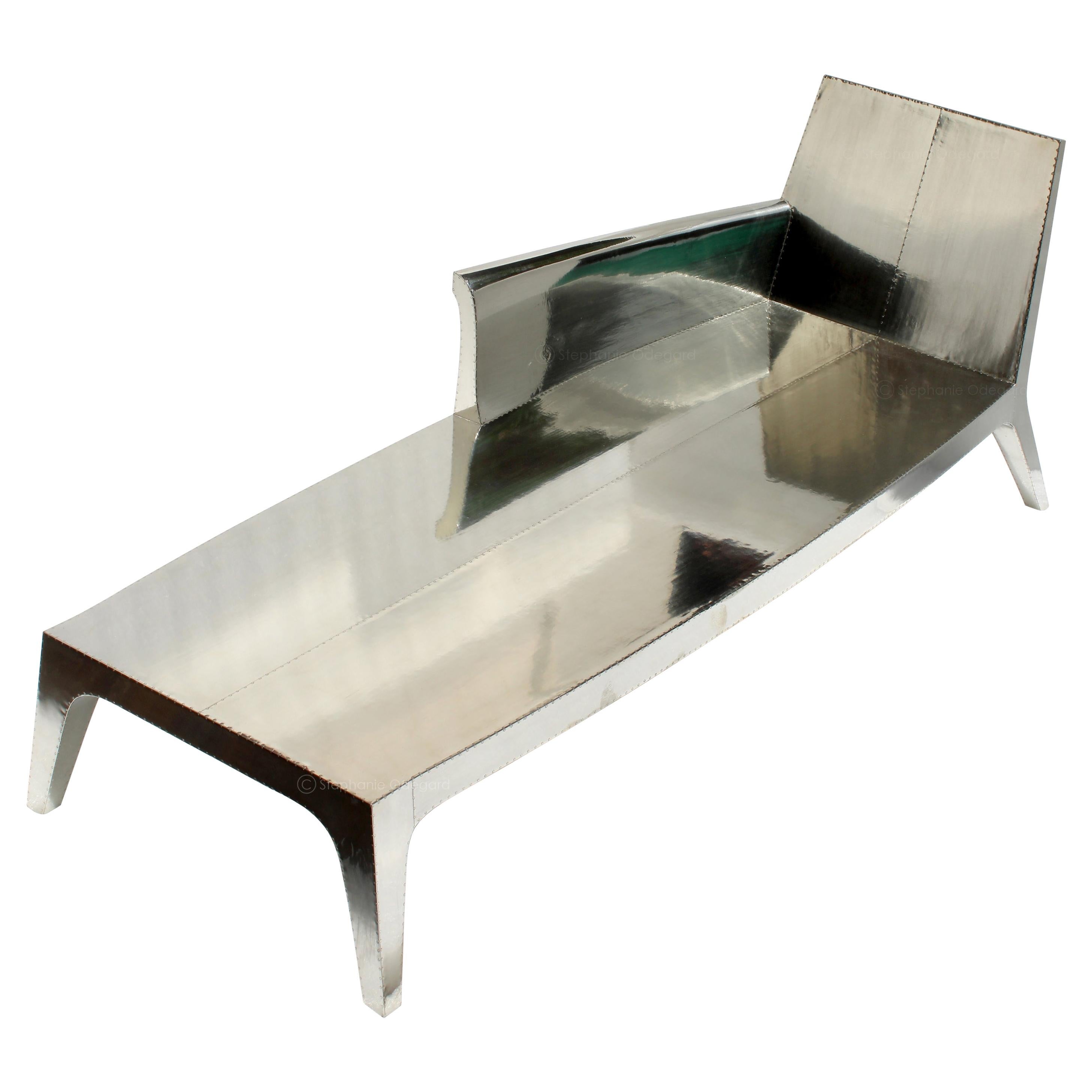 Chaise Louise in bronzo bianco su legno di teak realizzata a mano in India da Paul Mathieu.