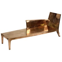 Chaise Louise de cobre sobre madera de teca Hecha a mano en la India por Paul Mathieu