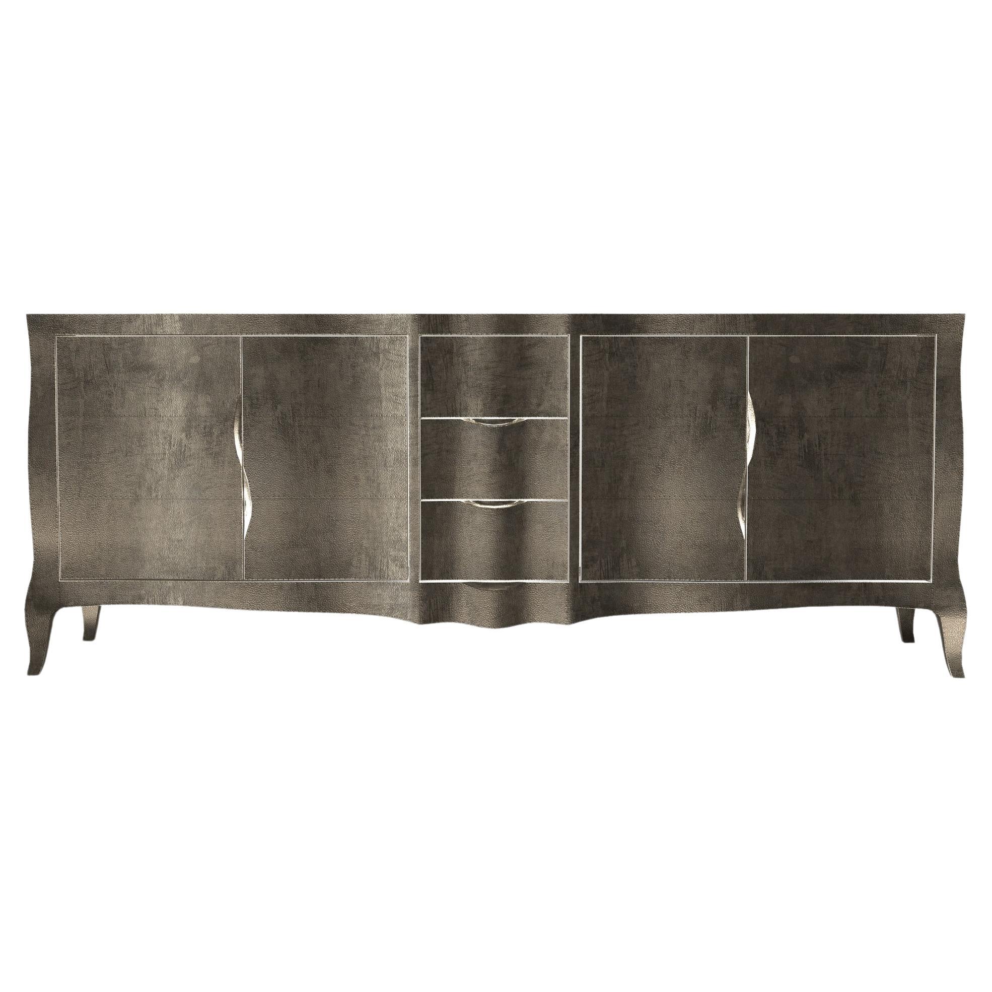 Louise Credenza Art Deco Buffets aus fein gehämmerter antiker Bronze von P Mathieu