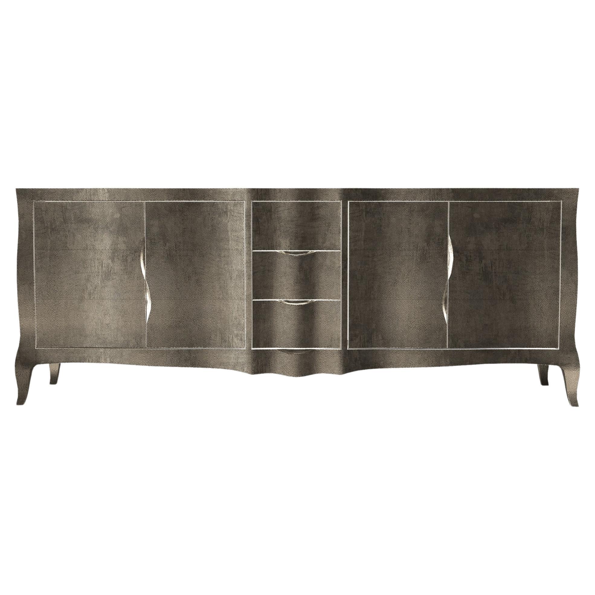 Louise Credenza Art Deco Credenzas in Mid. Gehämmerte antike Bronze von P Mathieu