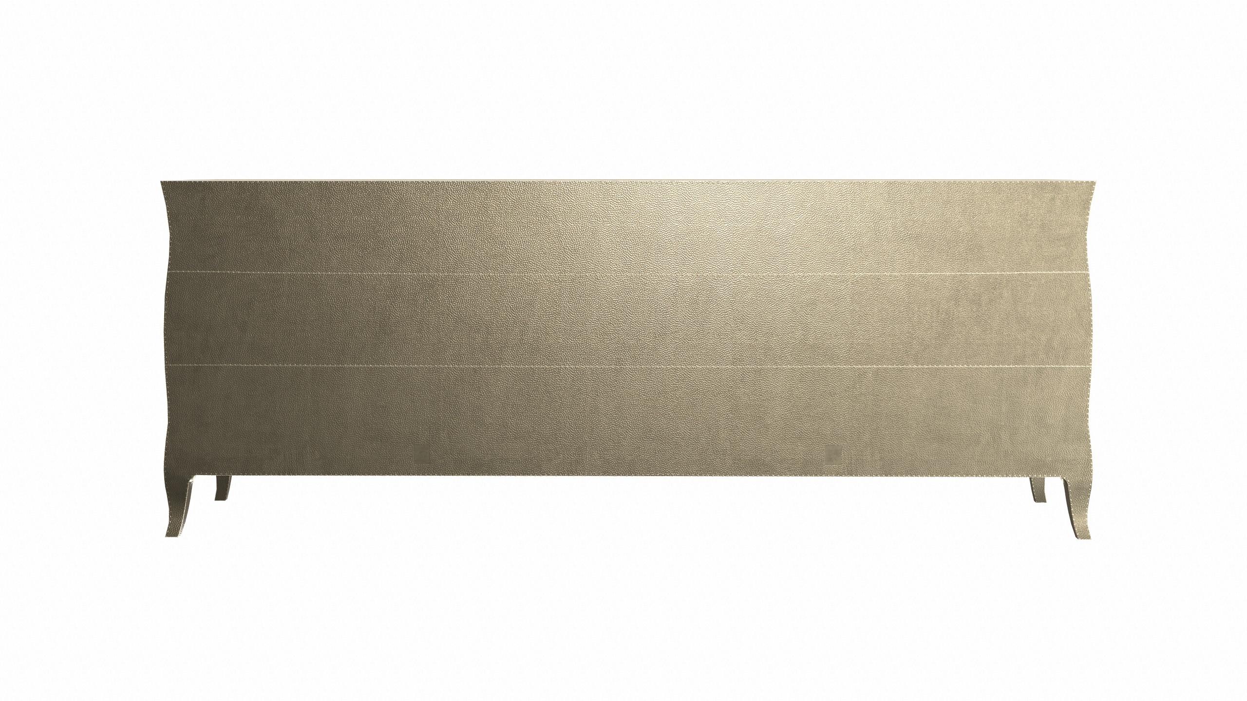 Credenza Louise Credenzas Art Decó en Mid. Latón martillado de Paul Mathieu en venta 1