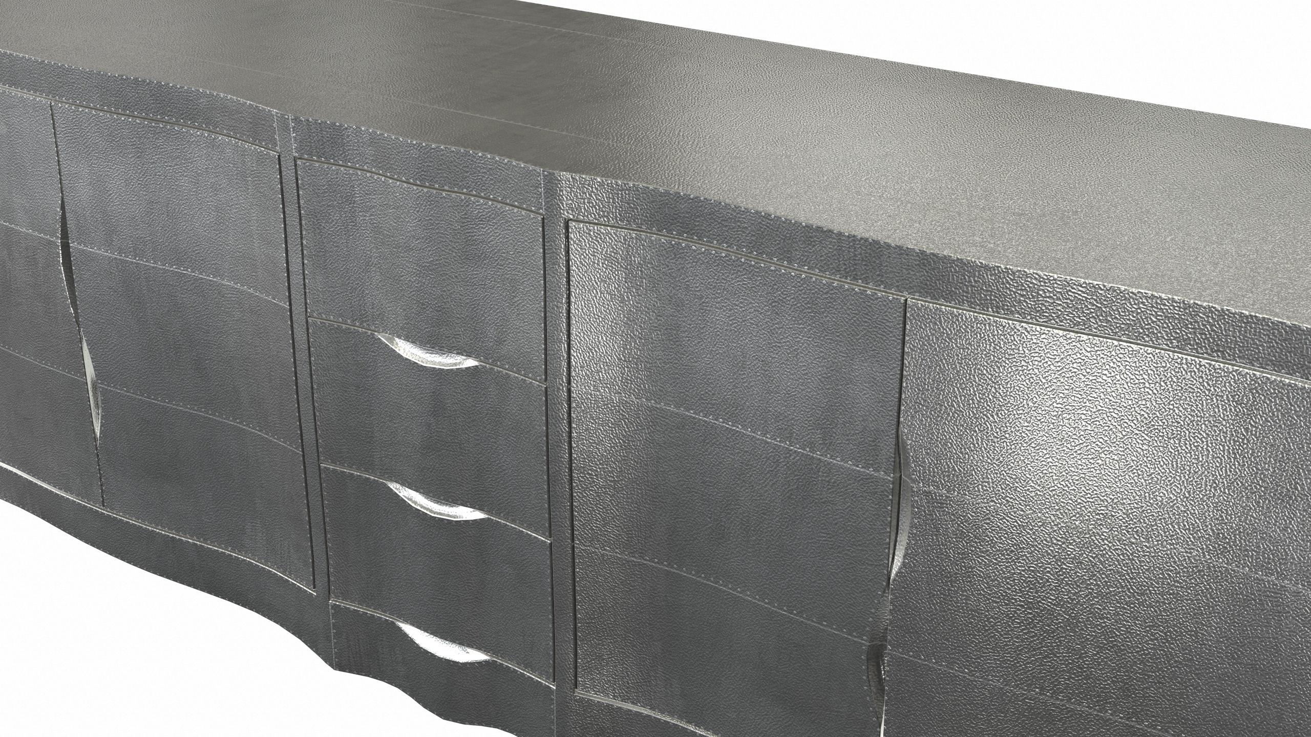 Metallo Credenza Louise Armadi Art Deco in bronzo bianco finemente martellato di Paul Mathieu in vendita