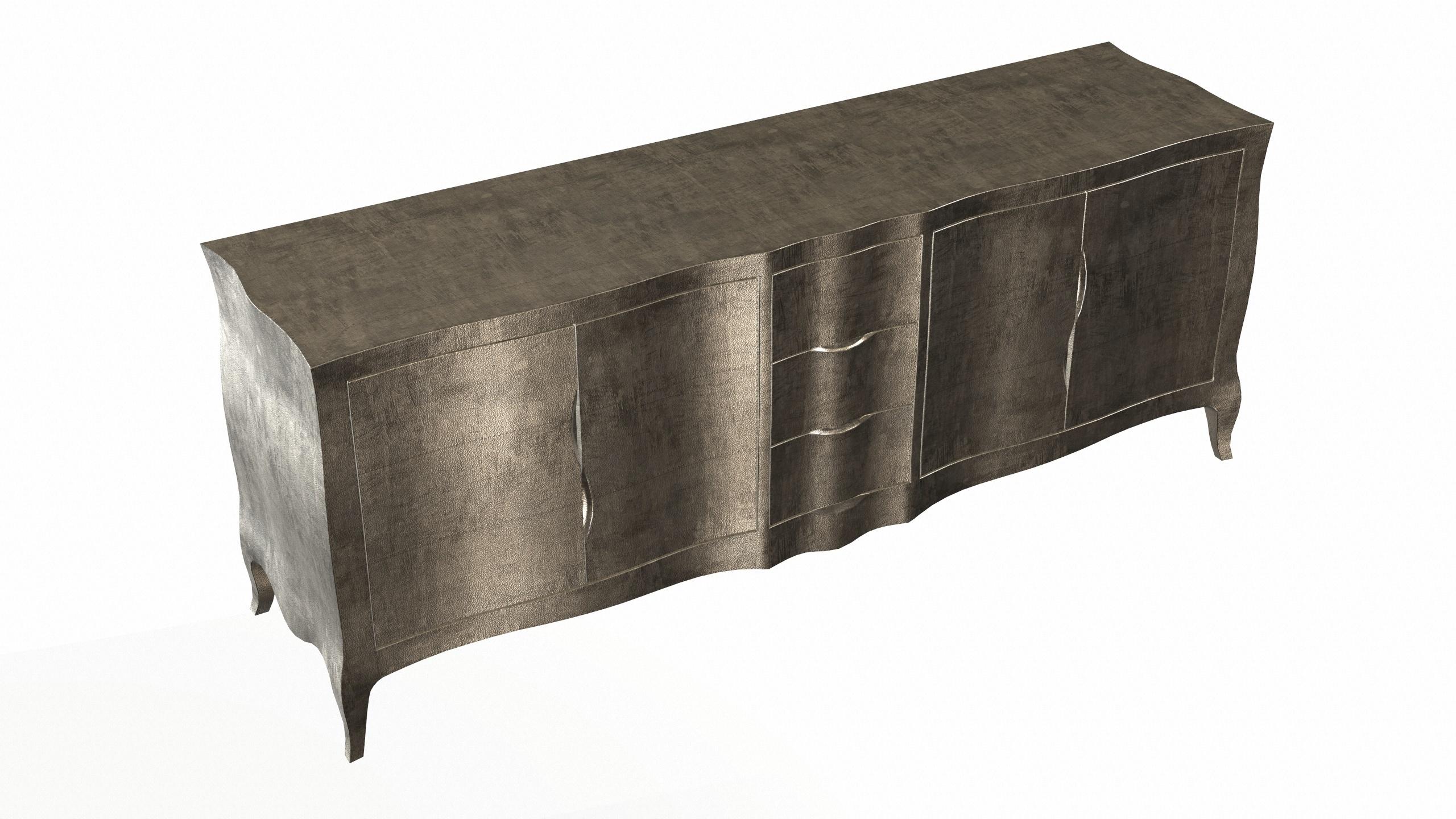 Louise Credenza Art Deco Kommoden aus fein gehämmerter antiker Bronze von P Mathieu im Angebot 2