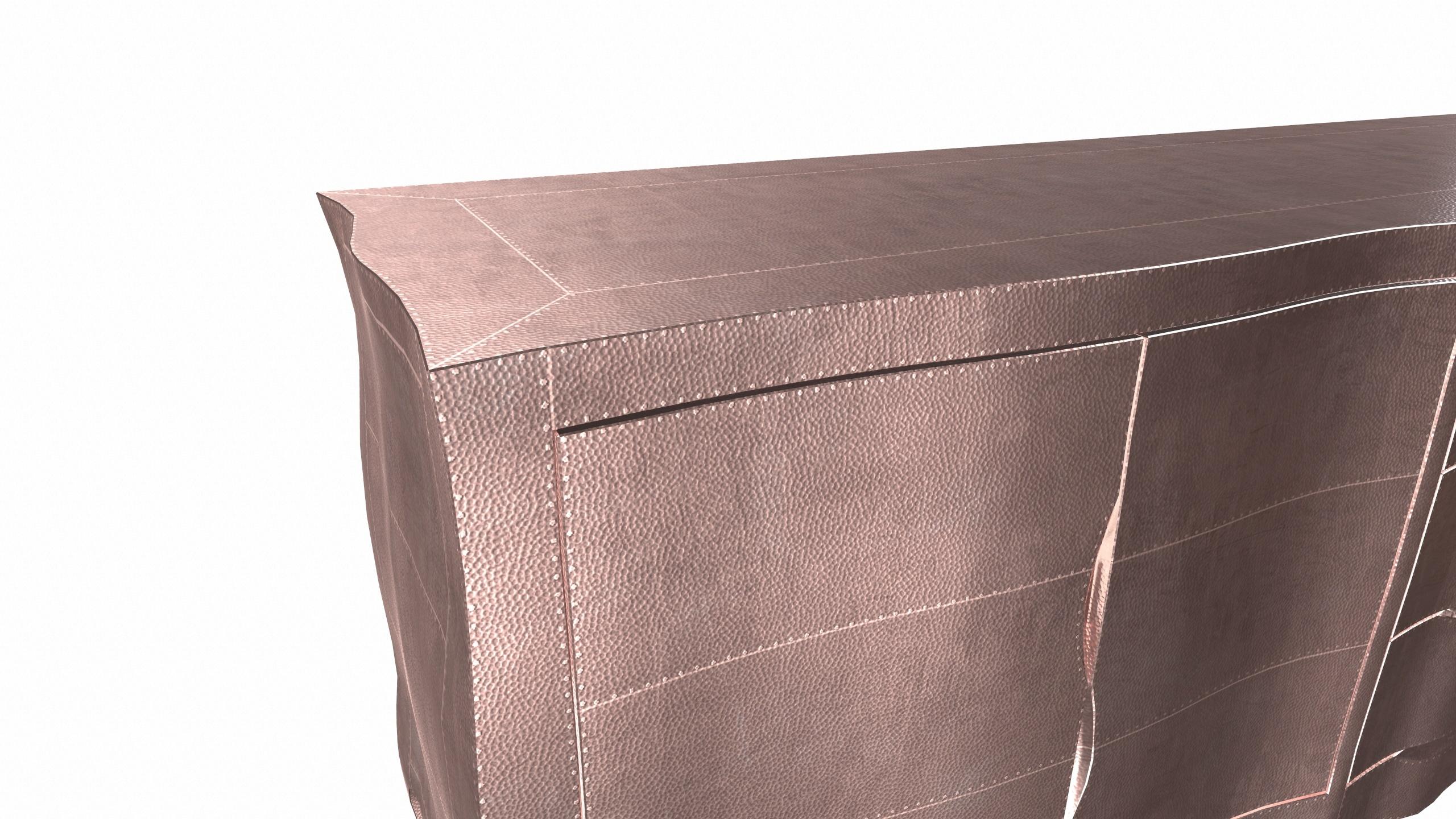 Luigi XV Louise Credenza Commodes e Cassettiere di medie dimensioni. Rame martellato in vendita
