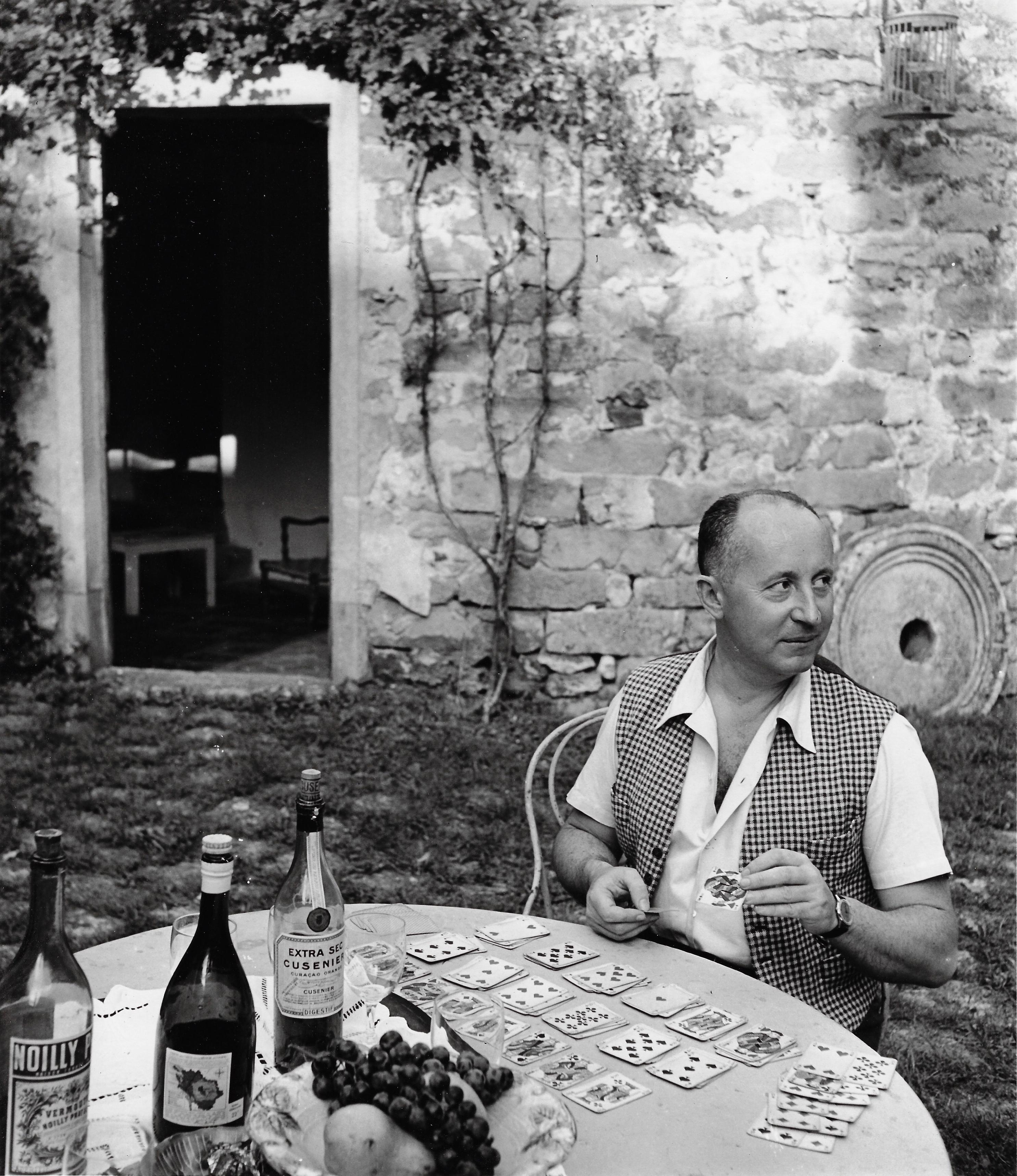 Louise Dahl-Wolfe Black and White Photograph – Christian Dior in seinem Millhouse, Milly-la-Forêt, 1946