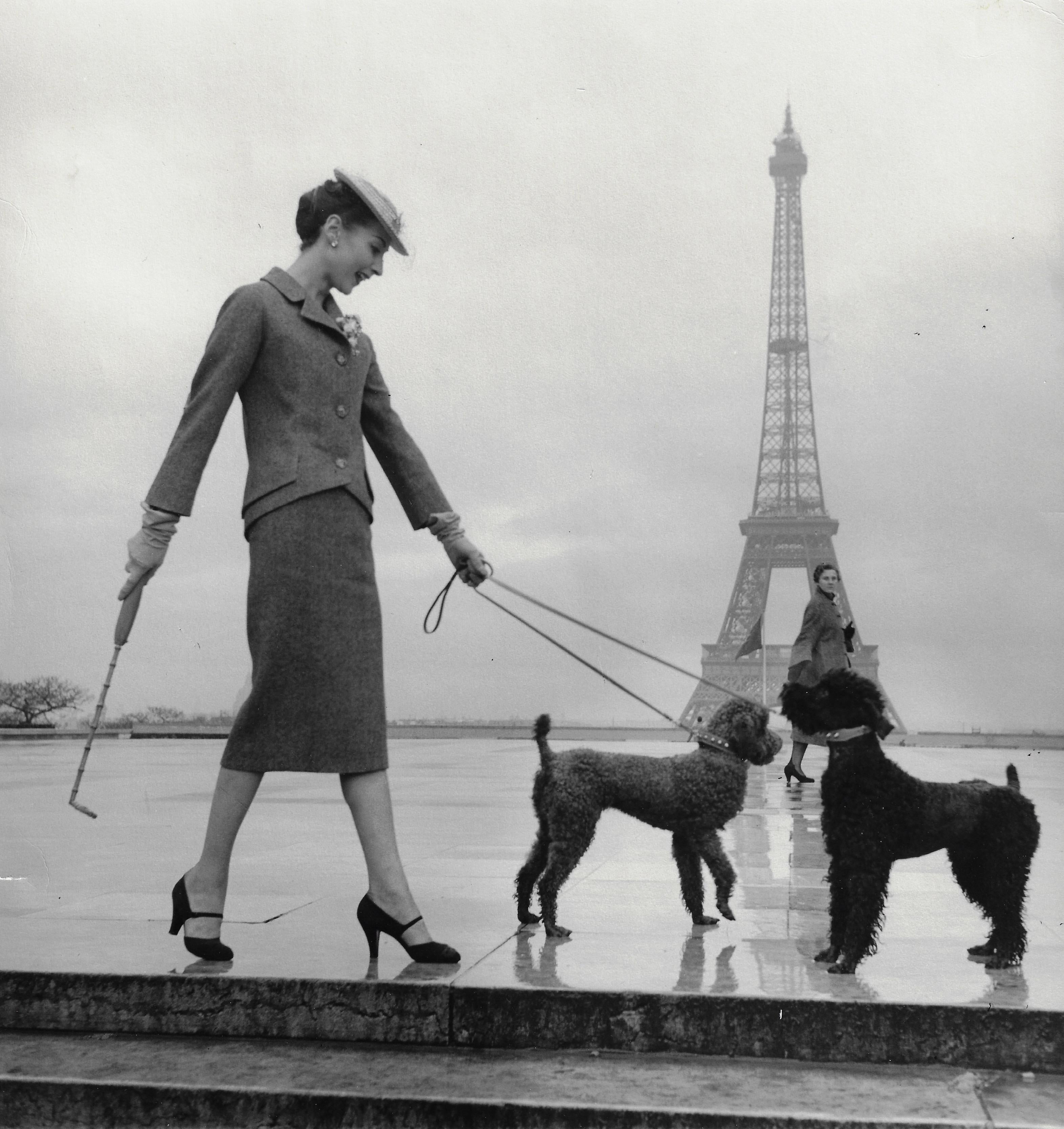 Black and White Photograph di Louise Dahl-Wolfe - Jacqueline in abito Dior alla Torre Eiffel di Parigi