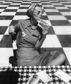 Mary Sykes con postales, Puerto Rico
