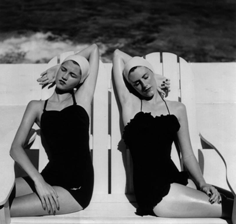 Black and White Photograph Louise Dahl-Wolfe - Twins at the Beach (Les jumeaux à la plage), Harper's Bazaar
