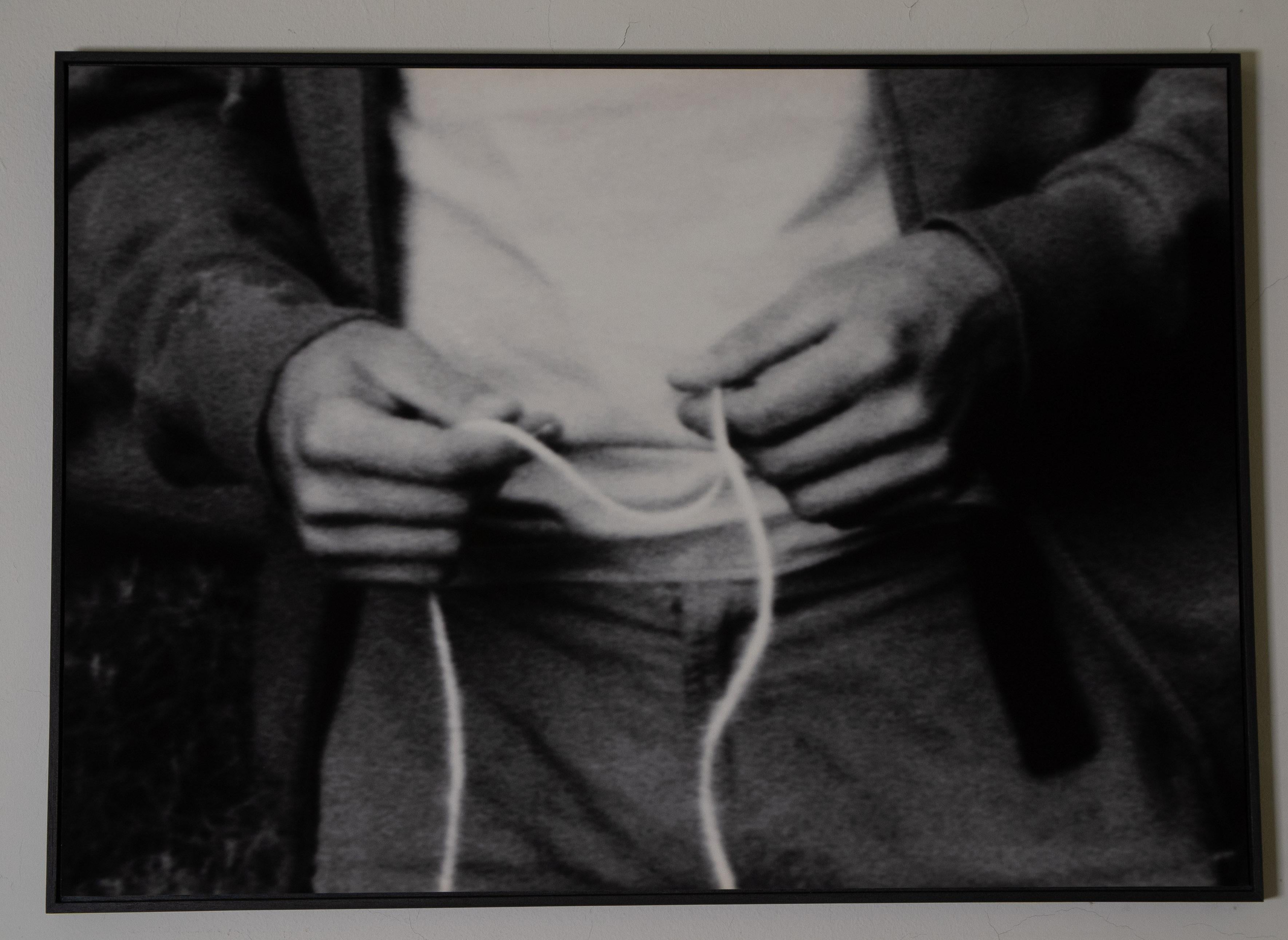 Foto en blanco y negro de un hombre sujetando una cuerda, titulada 'Te preguntarás por qué...'.