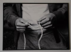Foto en blanco y negro de un hombre sujetando una cuerda, titulada 'Te preguntarás por qué...'.