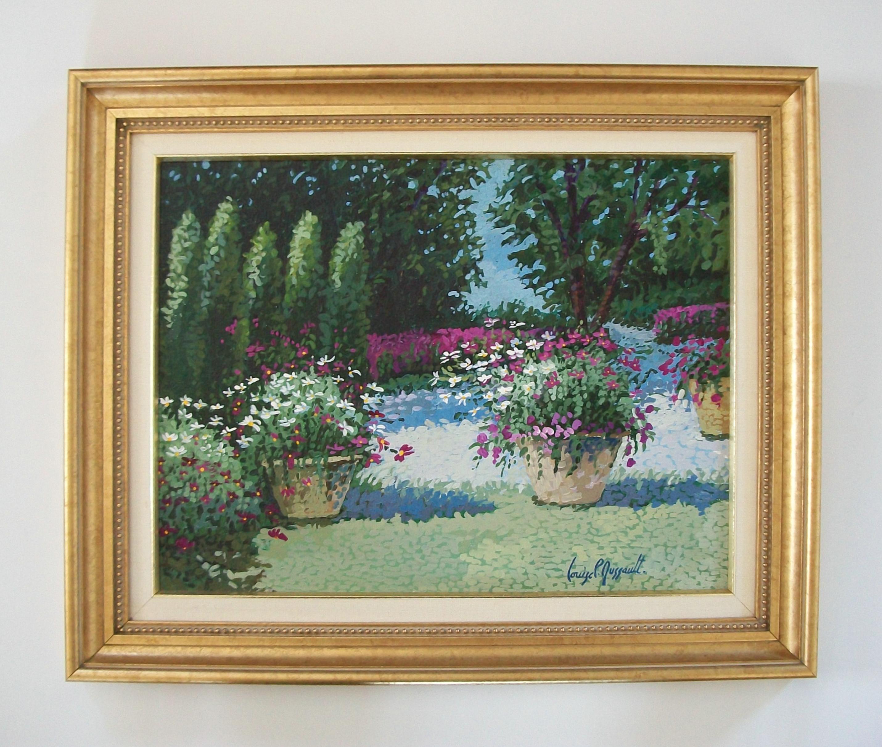 LOUISE P. DUSSAULT (1948-2009) - Vintage gerahmtes Acrylgemälde im Stil des Impressionismus - zeigt eine üppige Landschaft mit einer Fülle von Blumen in dekorativen Töpfen vor einem Hintergrund von Nadel- und Laubbäumen - mit einer Leinenmatte und