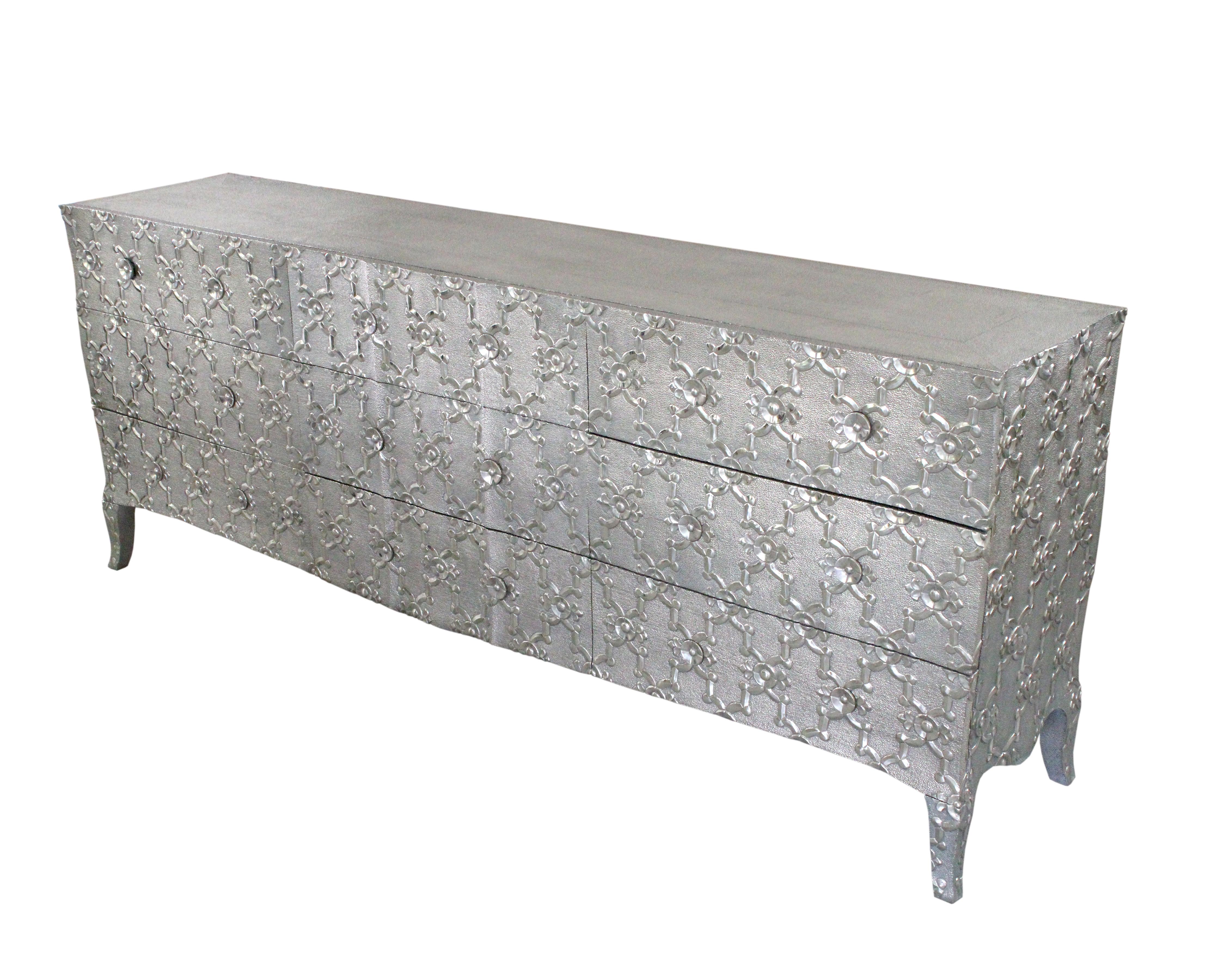 Louis XVI White Dresser Fleur de Lis by Paul Mathieu In New Condition For Sale In New York, NY