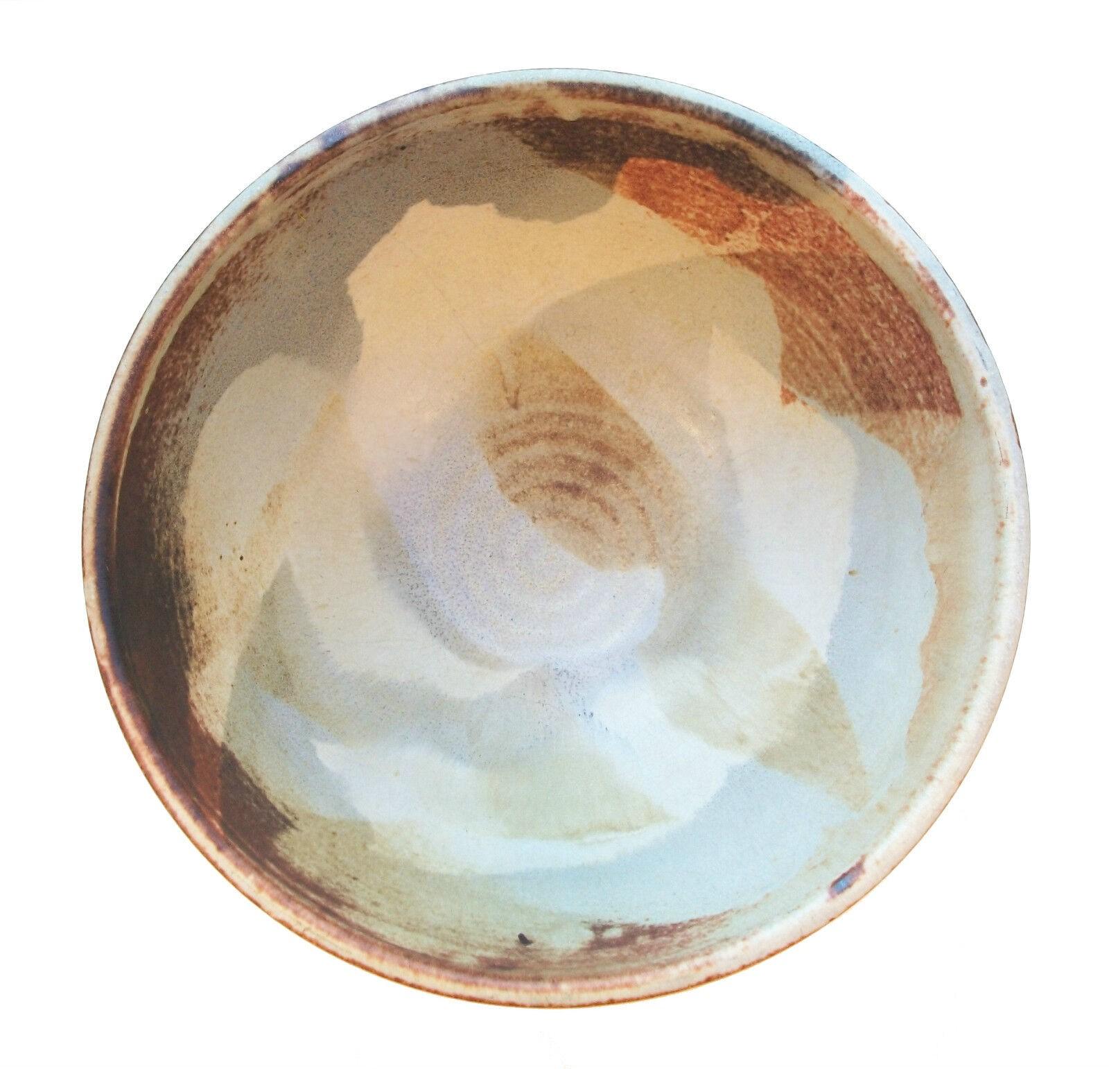 LOUISE MACNAB - Vintage Studio pottery center bowl - großformatig - auf der Drehscheibe gedreht - Spritzglasurdekor - signiert auf dem Sockel - Kanada - Ende 20.

Ausgezeichneter Vintage-Zustand - Brandriss am Sockel (der die Integrität der Schale