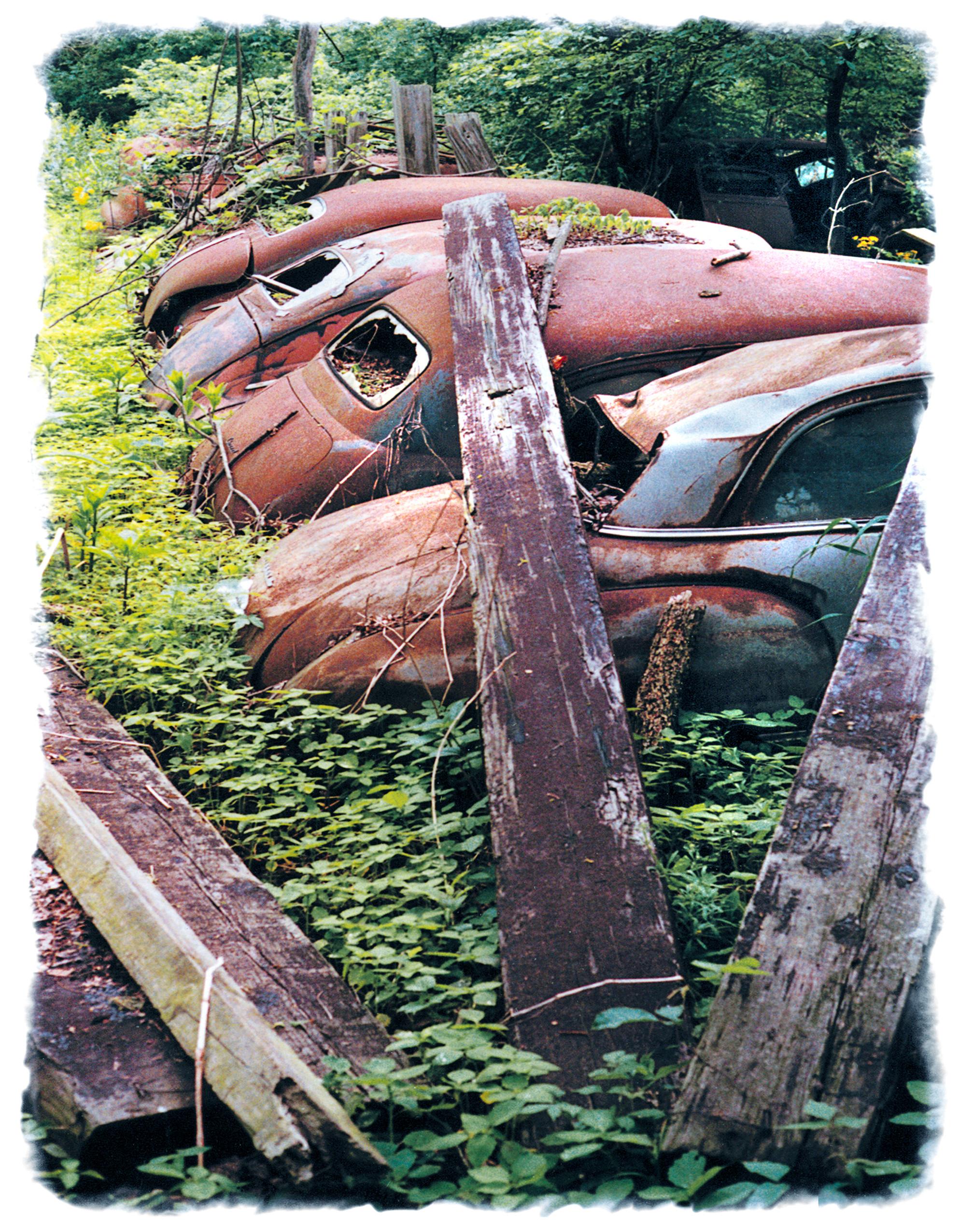 Figurative Print de Louise Marler - Cementerio (de la colección "El petróleo es historia")(Coche clásico, Cementerio, Vintage)