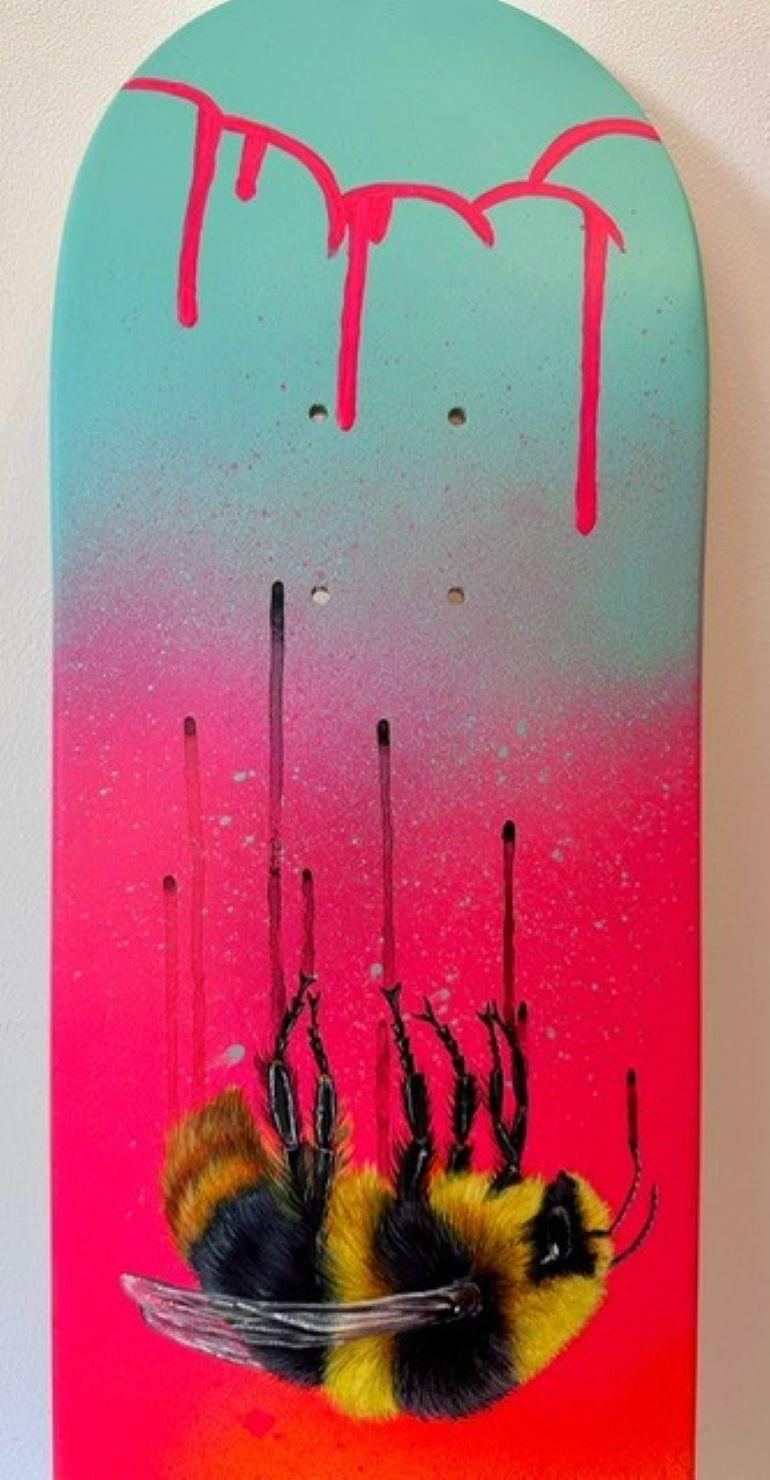 Falling Early Bumblebee - Skatedeck Serie (Zeitgenössisch), Mixed Media Art, von Louise McNaught