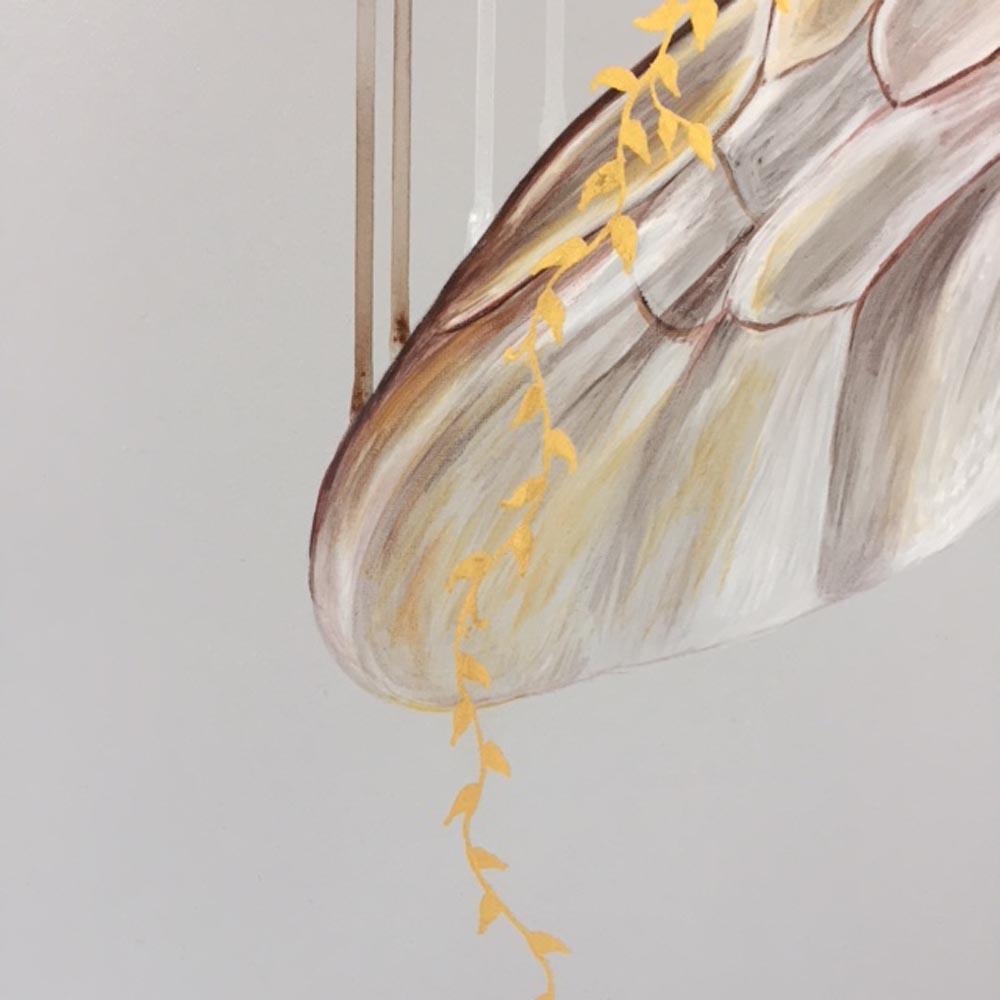 Architecture of Alchemy der zeitgenössischen Künstlerin Louise McNaught mit zarten silbernen Schmetterlingsflügeln. 
Öl:: 23 Karat Blattgold:: Sprühfarbe und Acryl auf Leinwand. 
80x80cm - Leinwandgröße:: ungerahmt. 
Von der Künstlerin signiert