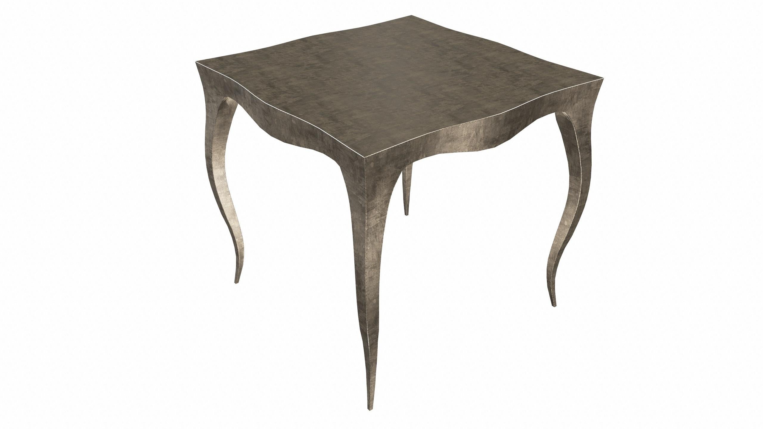 Louise Nesting-Tische  Stapelbare, gehämmerte, antike Bronze, gehämmerte Medaillon von Paul Mathieu im Angebot 1