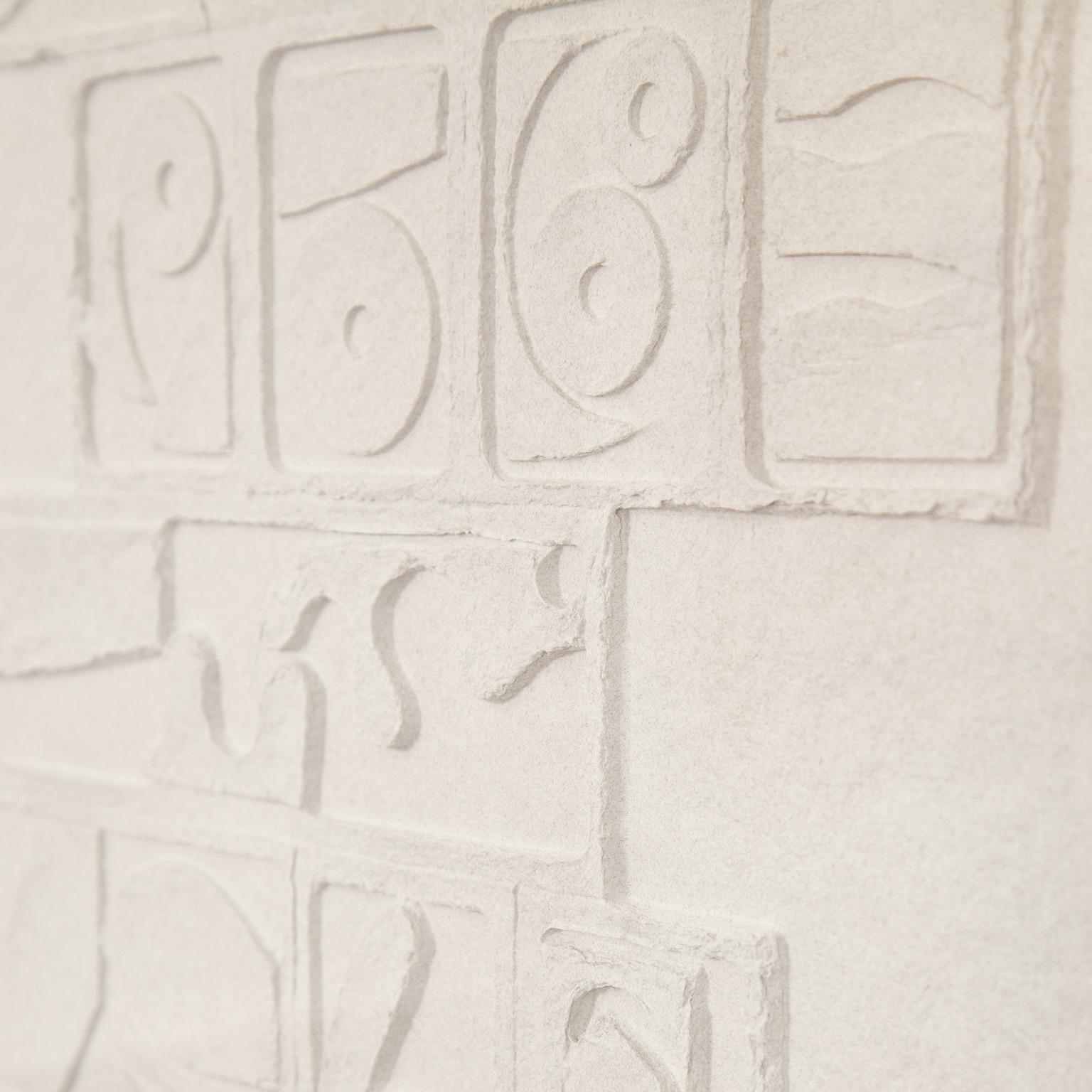 Louise Nevelson (1899-1988) ist eine der am meisten verehrten und einzigartigen Künstlerinnen des 20. Jahrhunderts. Das Interesse und die Wertschätzung für ihr umfangreiches Werk sind neu entfacht. Im Jahr 2021 wurde ein neuer Auktionsrekord von