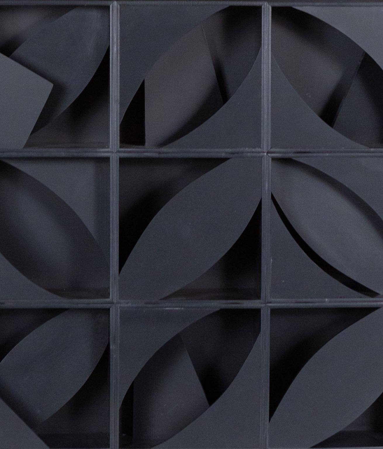 Hoja Nocturna, EE.UU., 1973  Madera pintada múltiple  Iniciales incisas - Sculpture Abstracto de Louise Nevelson