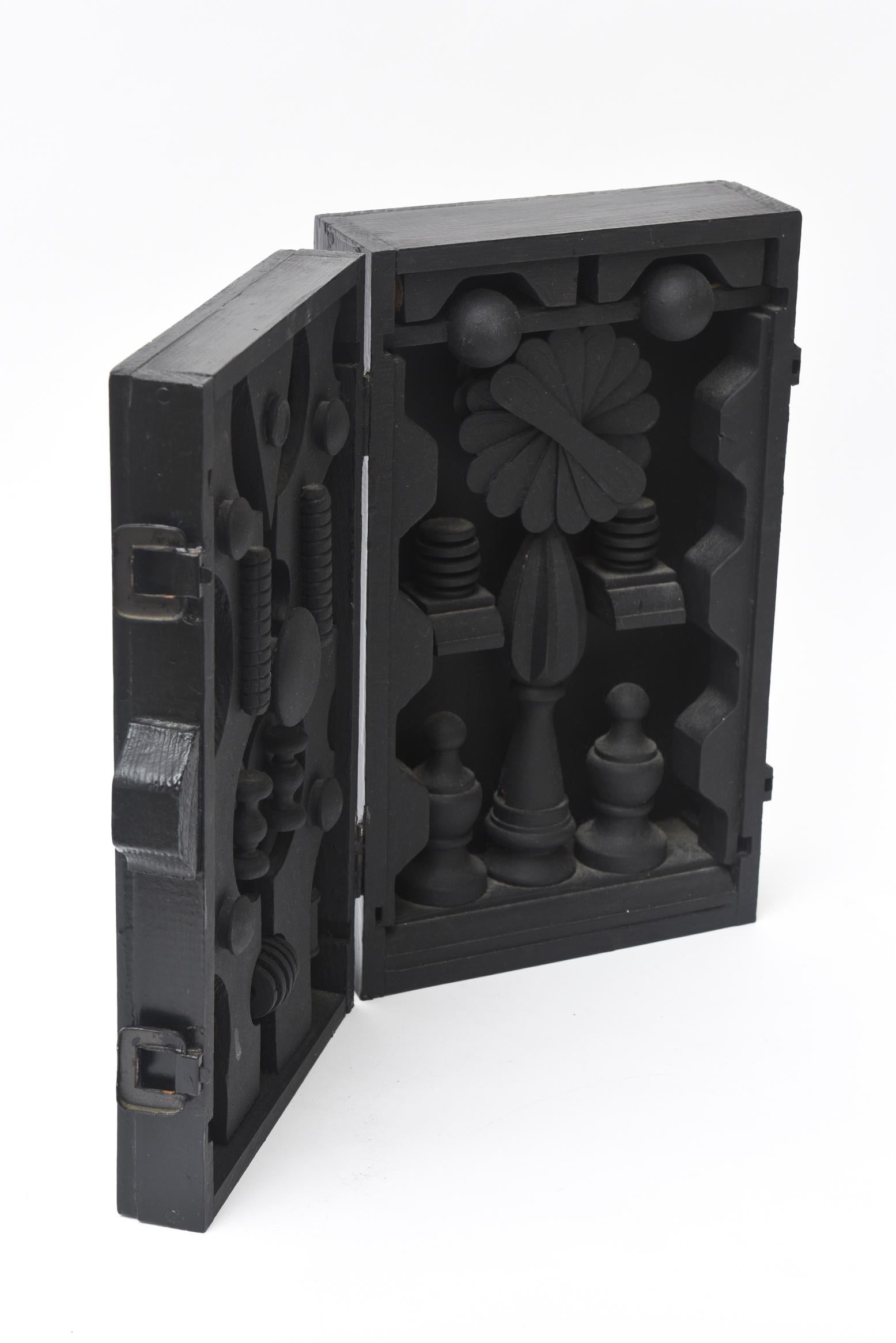 Dimensionale signierte Holzkasten-Skulptur im Louise Nevelson-Stil (Moderne) im Angebot