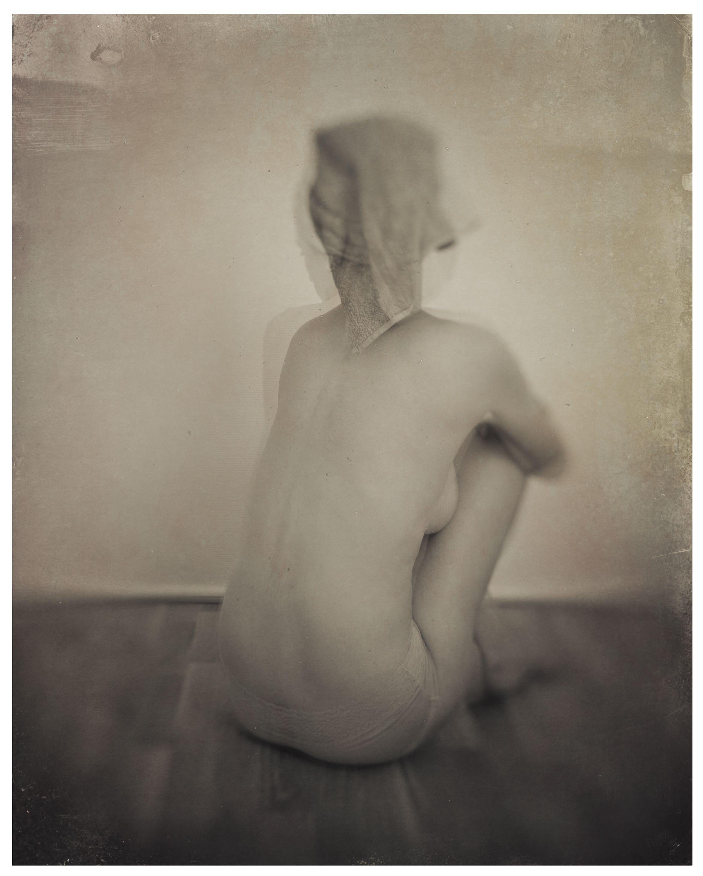 Rückseite mit Handtuch auf dem Kopf, Fotografie, Archivtinte Jet – Photograph von Louise  O'Gorman