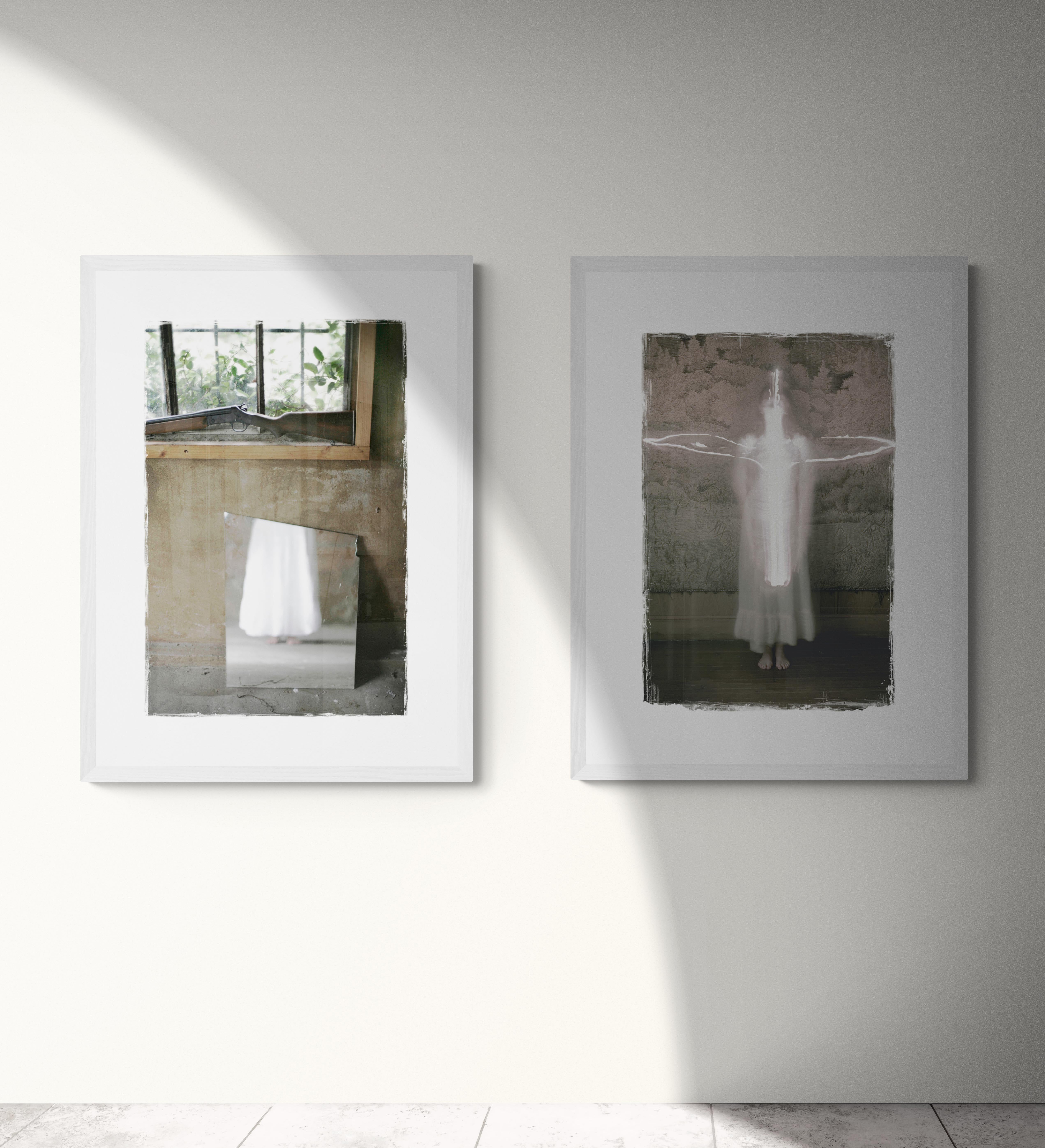 Riflesso con pistola, fotografia, getto d'inchiostro d'archivio - Photograph di Louise  O'Gorman