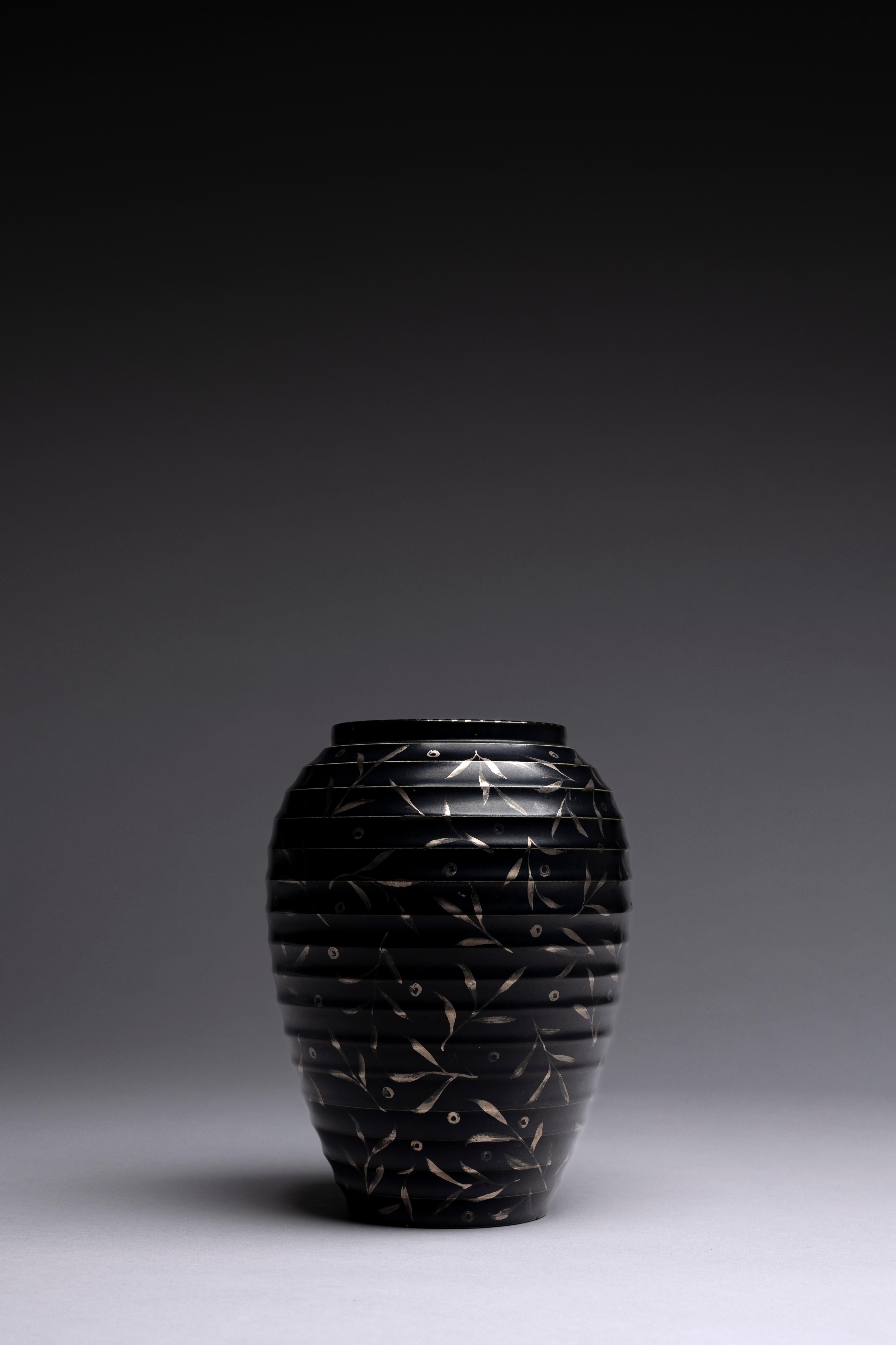 Vaso nero opaco dipinto a mano da Louise Powell per Wedgwood, anni '30 circa, elegantemente decorato con bacche d'argento su fondo nero opaco.

Louise Powell, nata Lessore, proveniva da un'élite di artisti e designer di ceramiche, tra cui alcuni