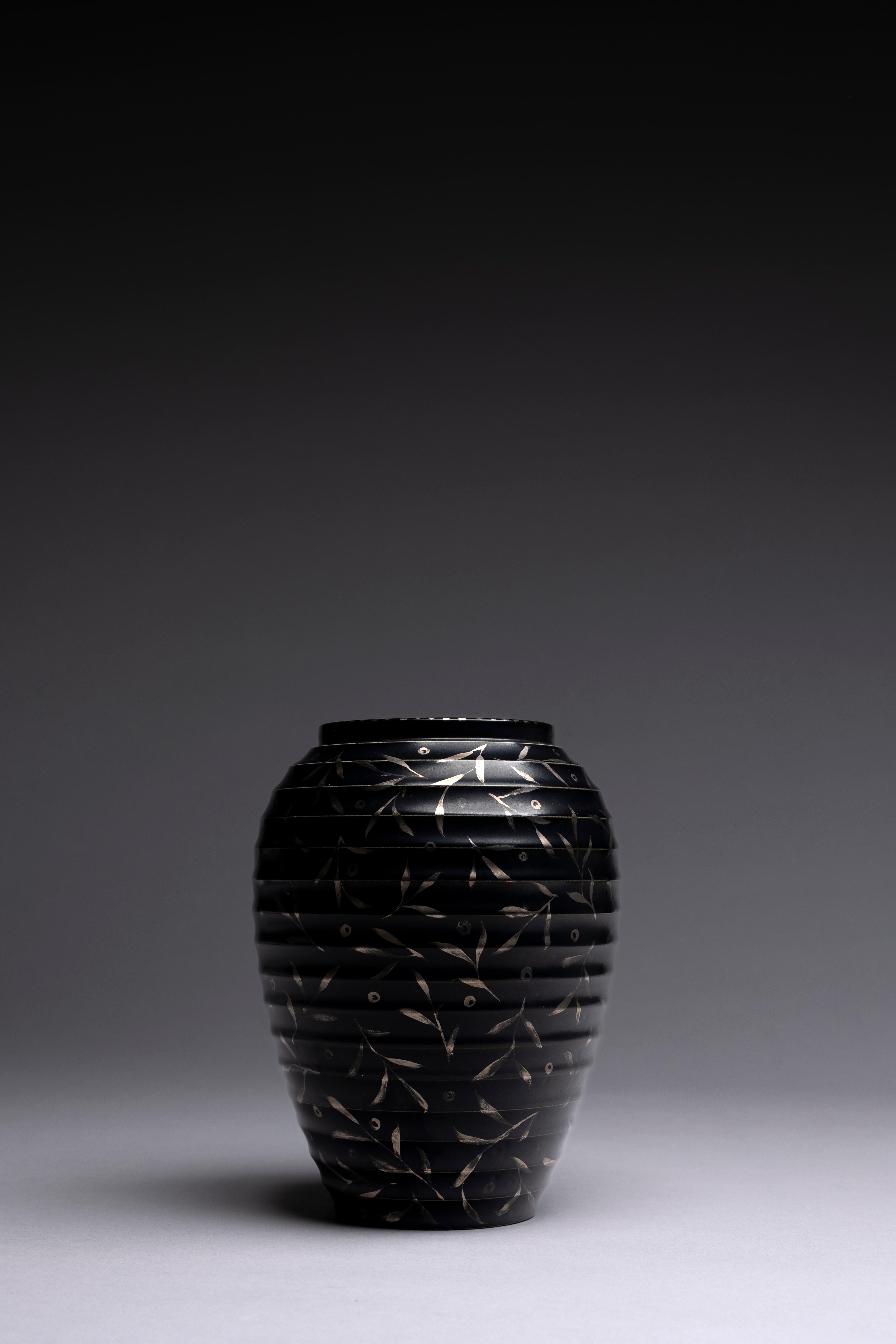 Moderno Louise Powell Vaso modernista nero opaco in vendita
