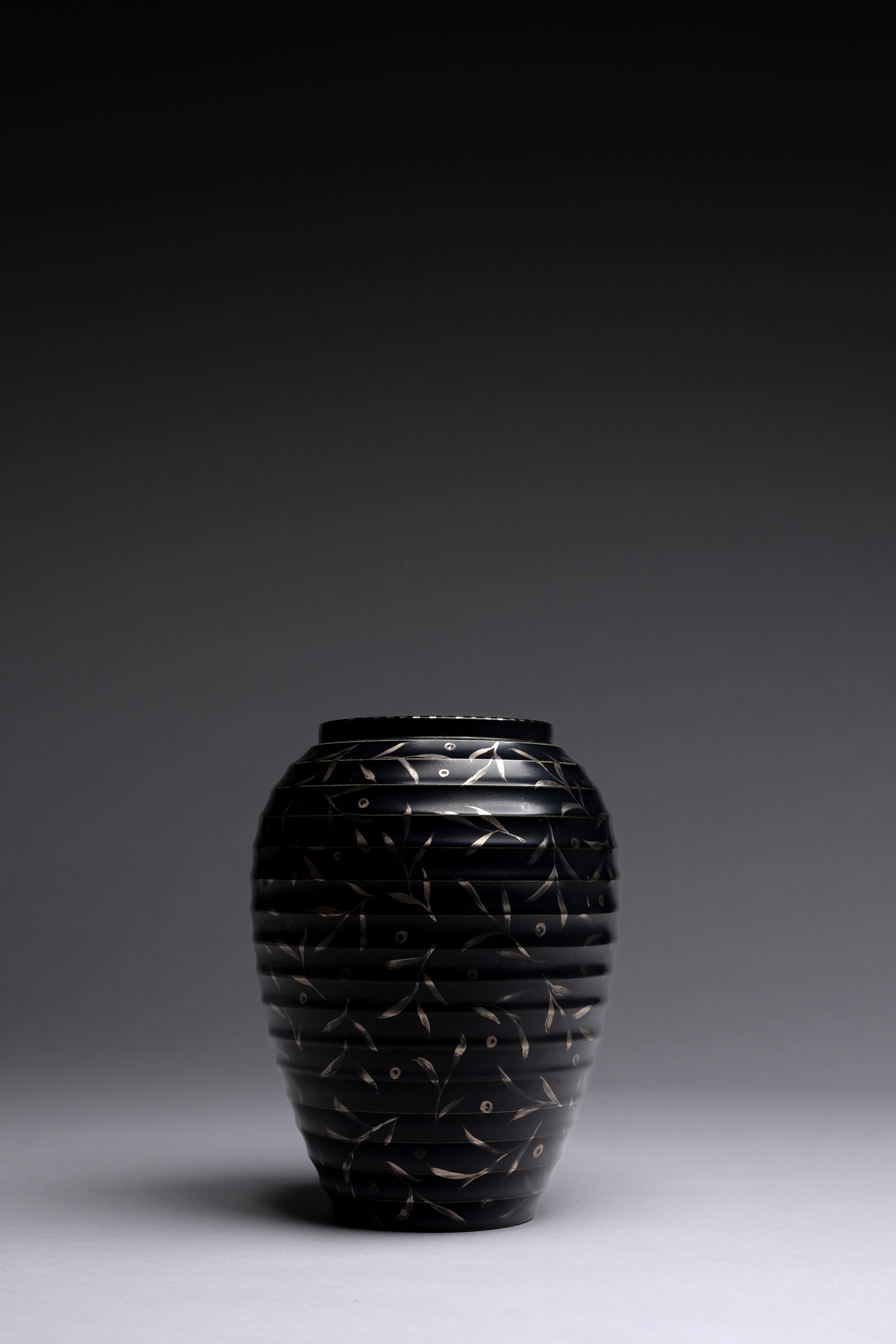 Inglese Louise Powell Vaso modernista nero opaco in vendita