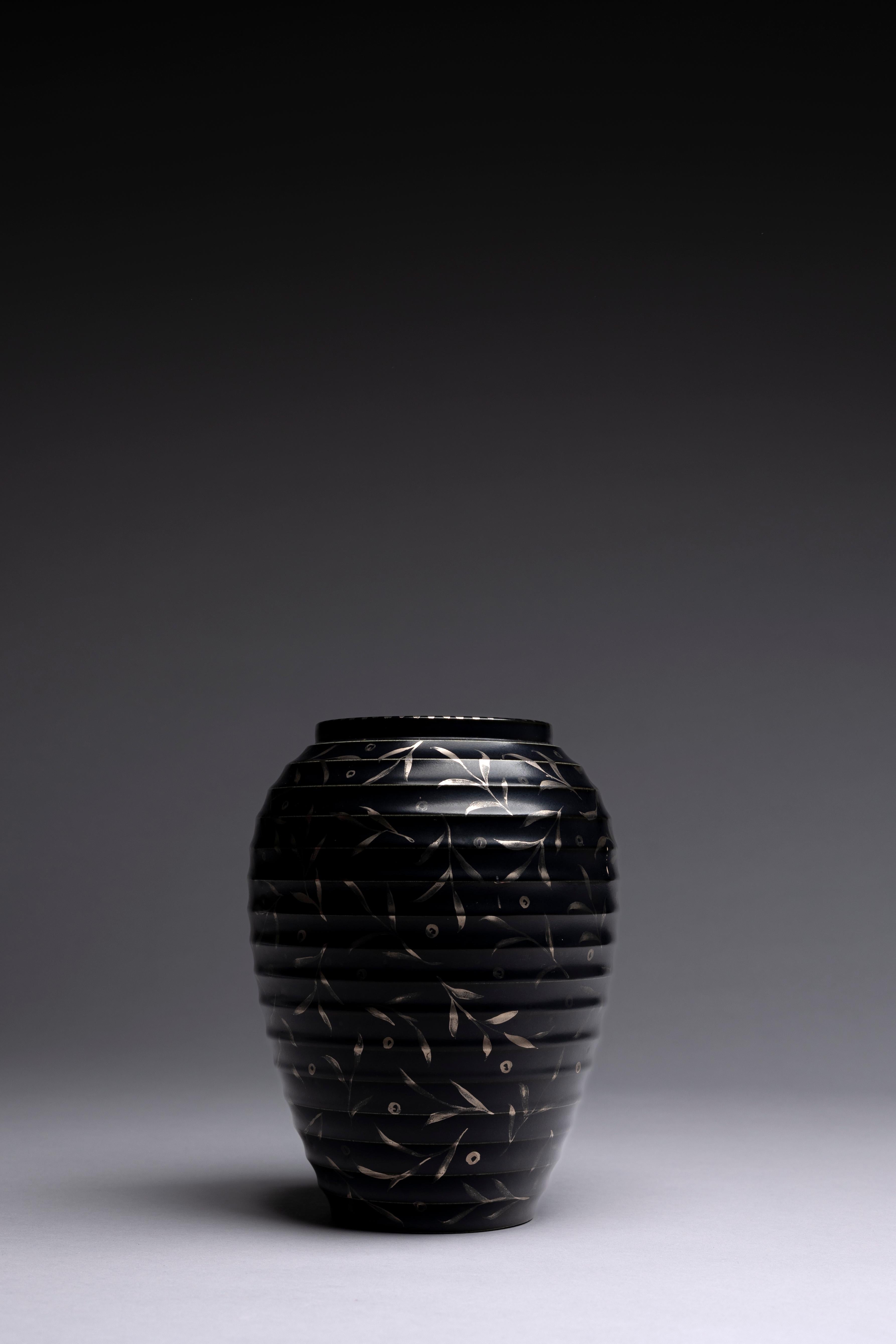 Dipinto a mano Louise Powell Vaso modernista nero opaco in vendita